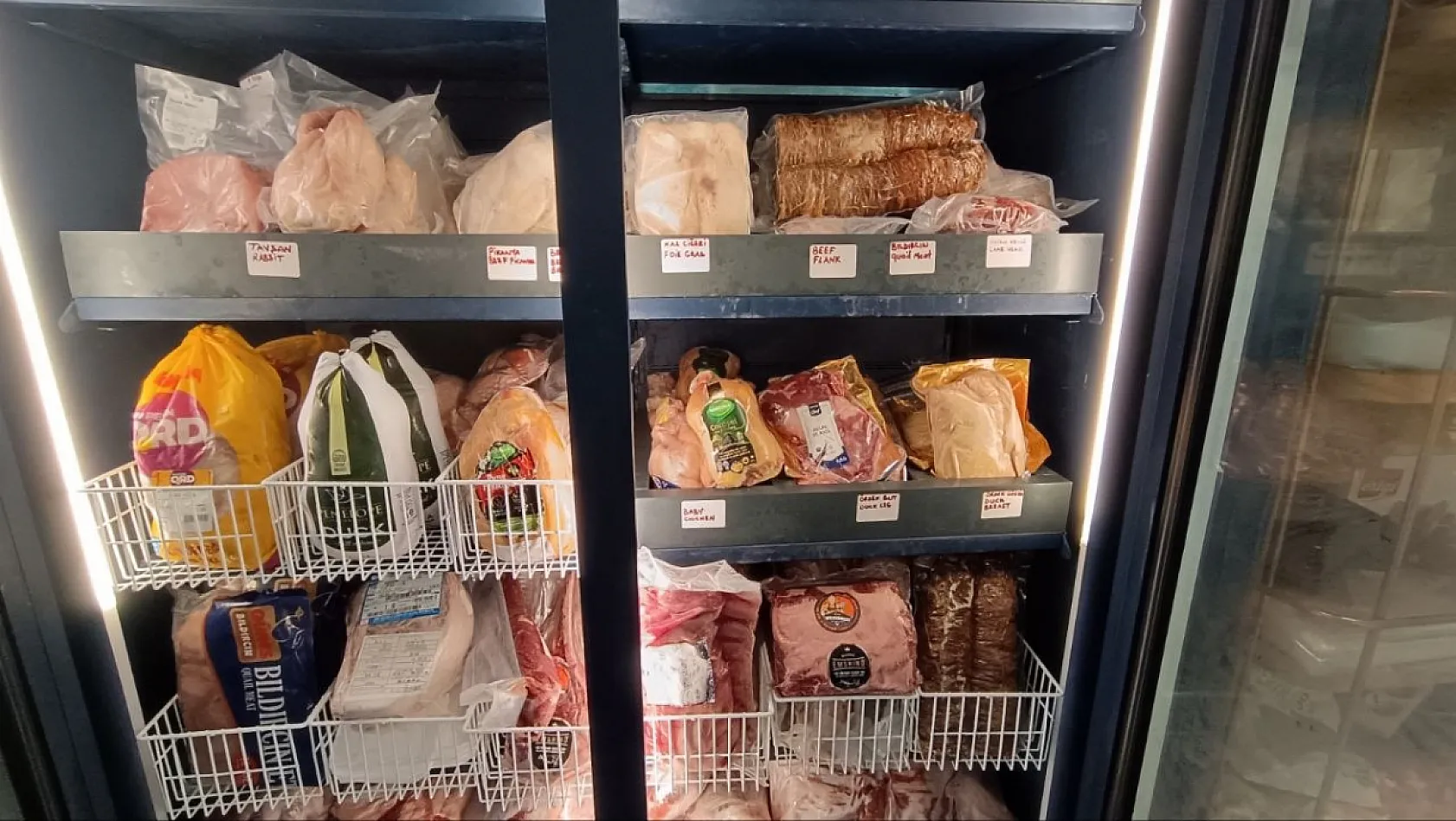 Göcek'te Kasaplar Yaz Sezonuna Hazır: Yatlar ve Tatilciler İçin Geniş Ürün Yelpazesi