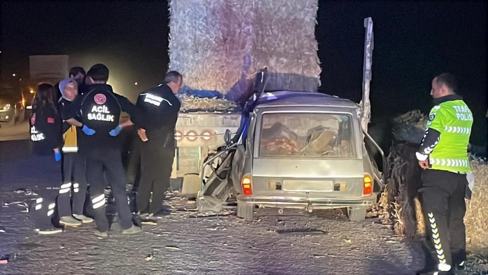 Otomobil tıra ok gibi saplandı: Karı-koca hayatını kaybetti