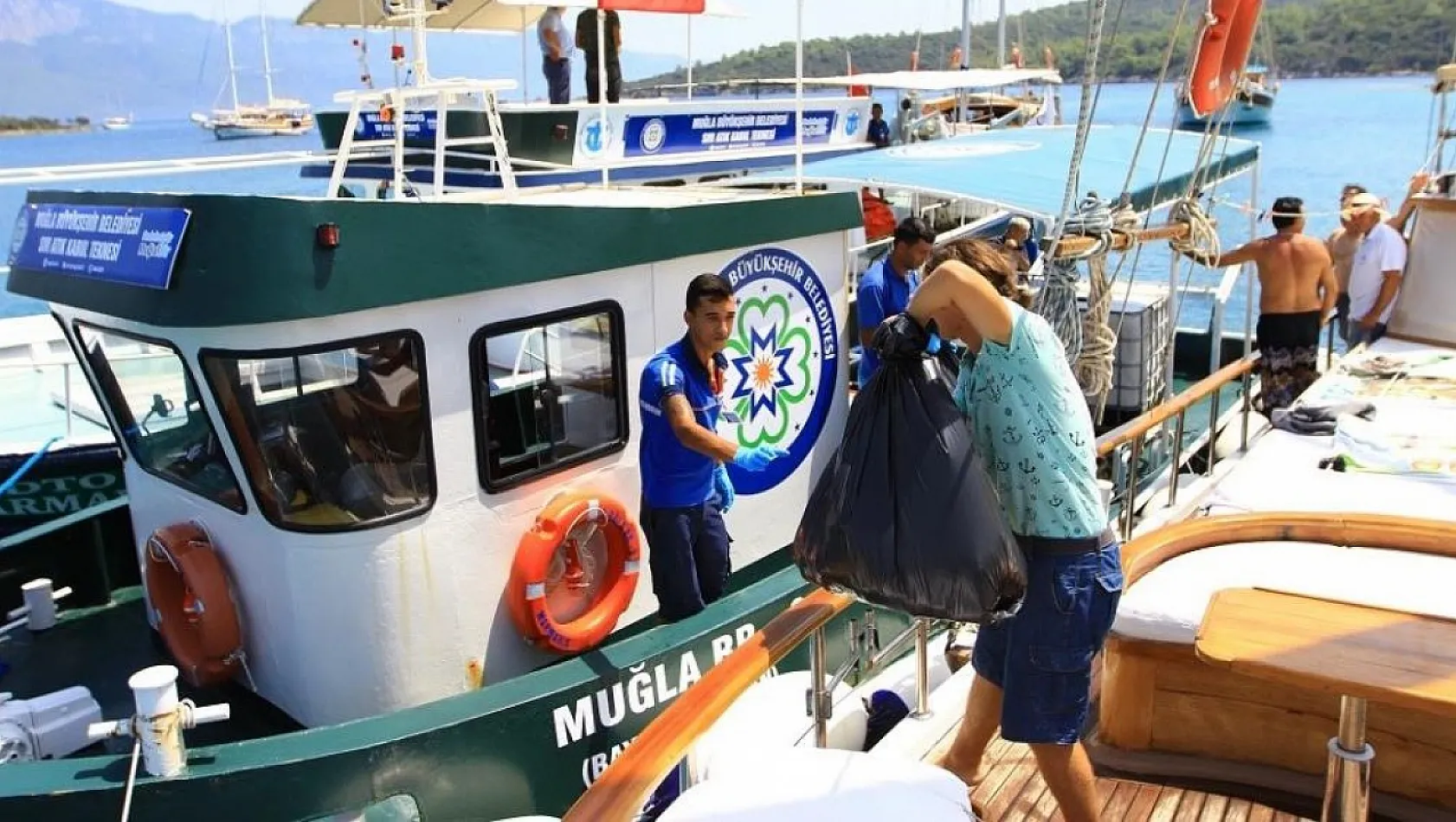 Büyükşehir bayram tatilinde teknelerden atık toplamaya devam etti