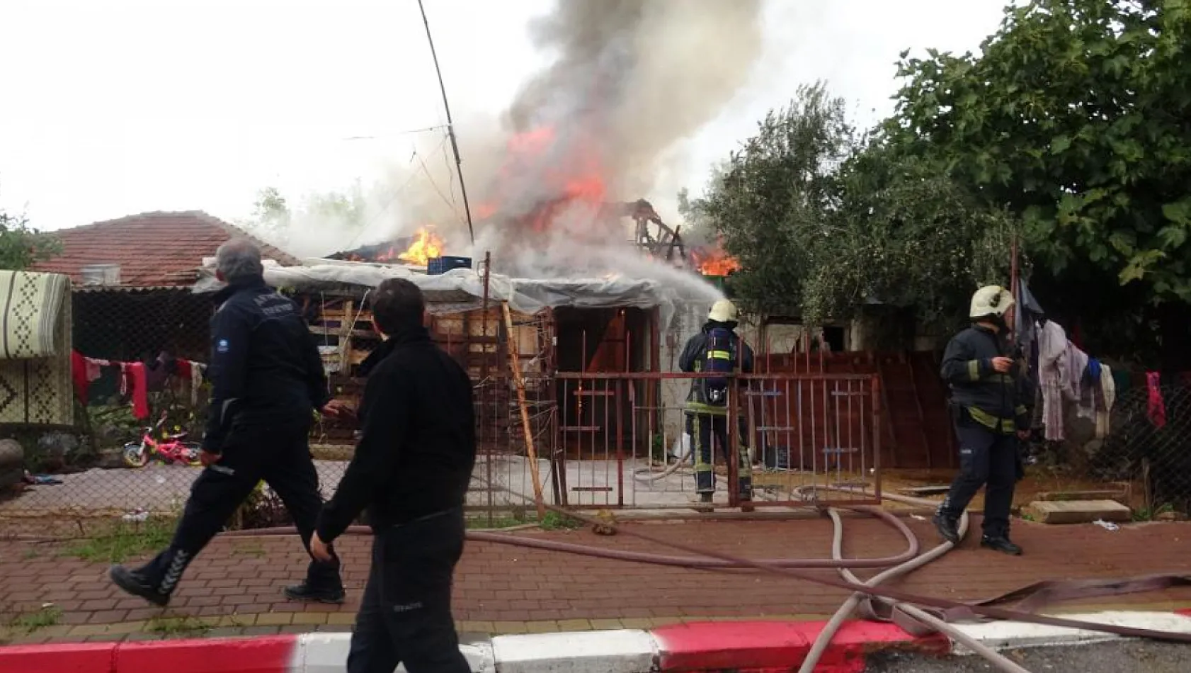 Evlerinin yanışını gözyaşları içinde çaresizce izlediler