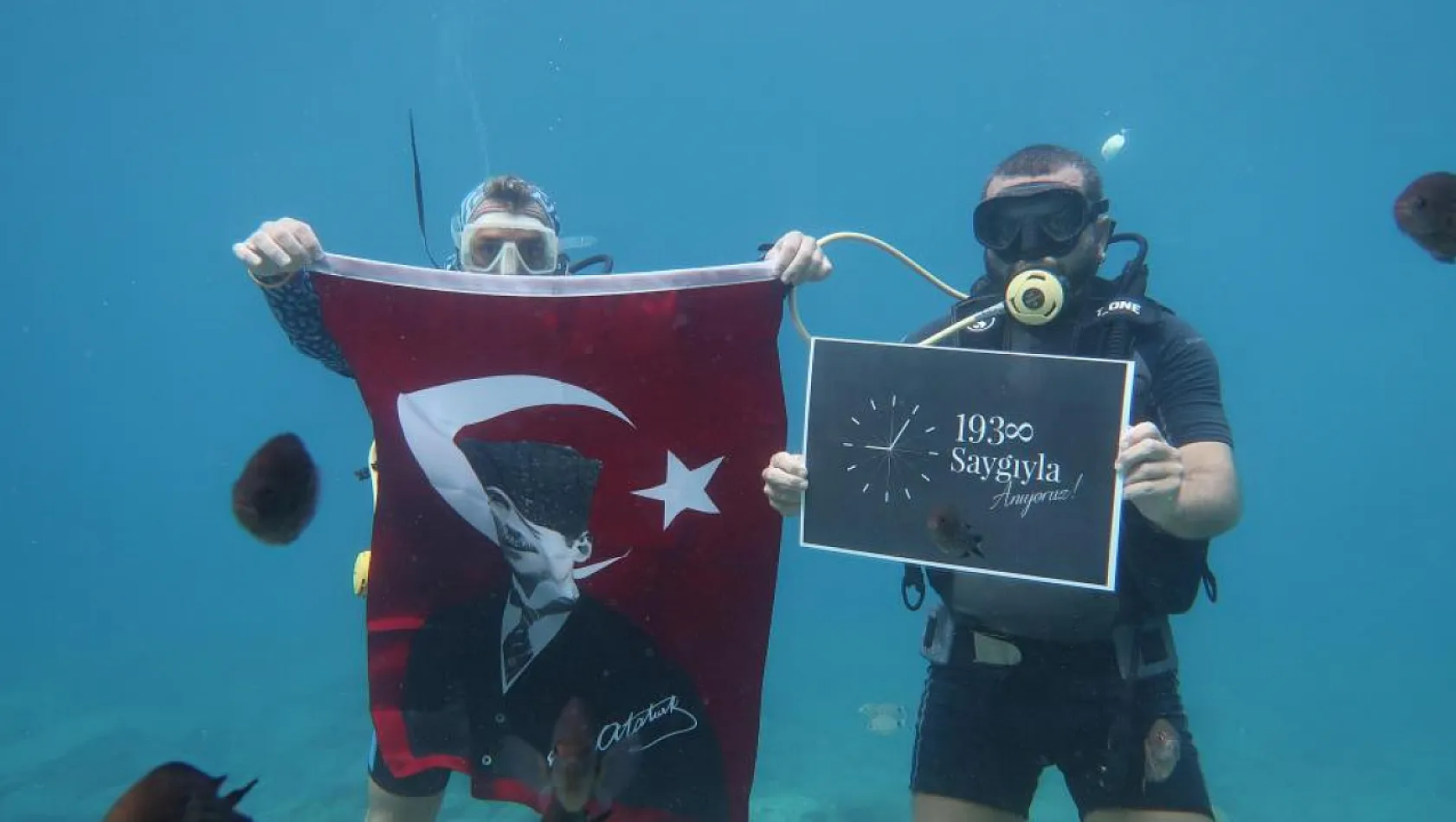 Fethiye'de bir grup dalgıç, deniz altında Türk bayrağı açtı