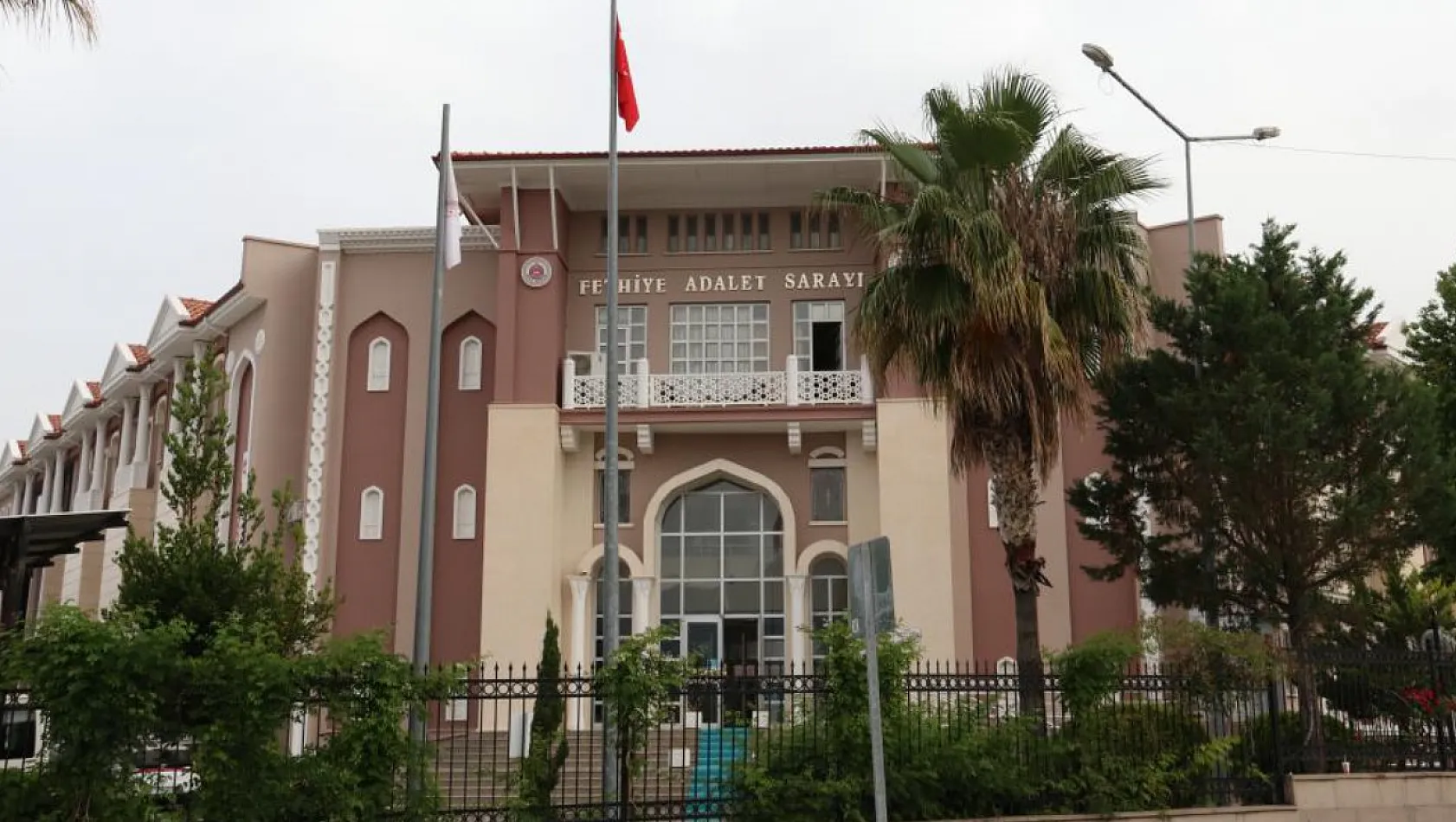 Fethiye'de  silahla 3 kişiyi öldüren, 2 kişiyi yaralayan sanık yeniden yargılanıyor