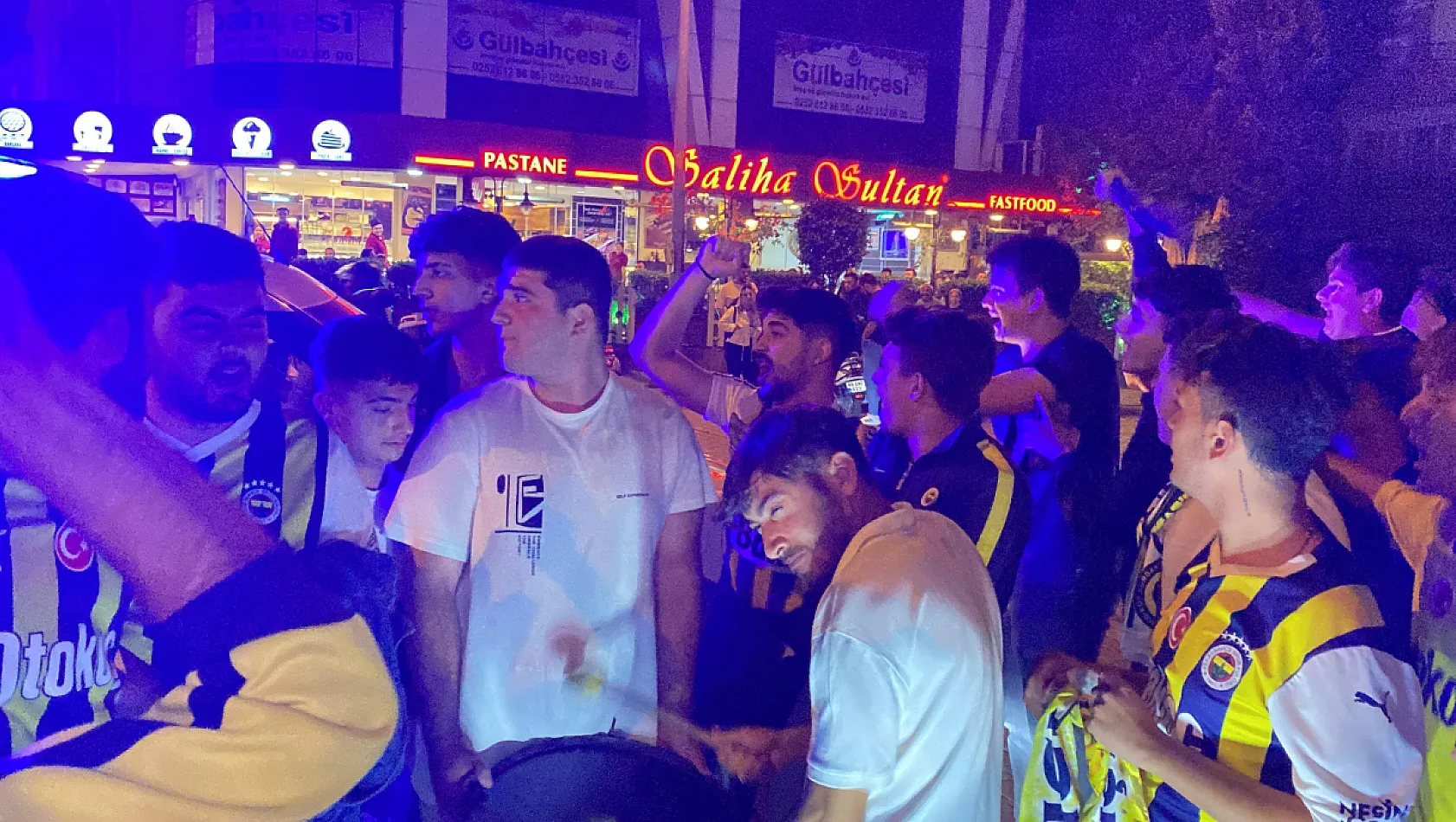 Fethiye'de Fenerbahçeliler, Trabzon Galibiyetini Coşkuyla Kutladı