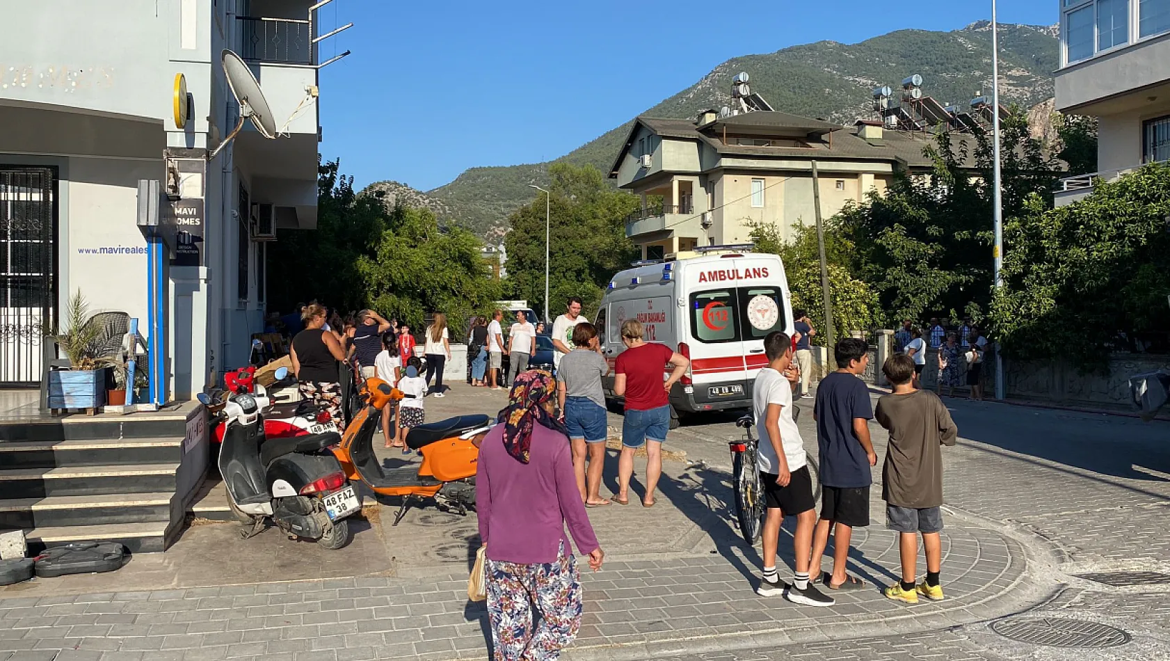 Fethiye'de dehşet dolu anlar, polis eşliğinde tahliye edilen şüphelinin, komşusunun evini ateşe verdiği iddiası!
