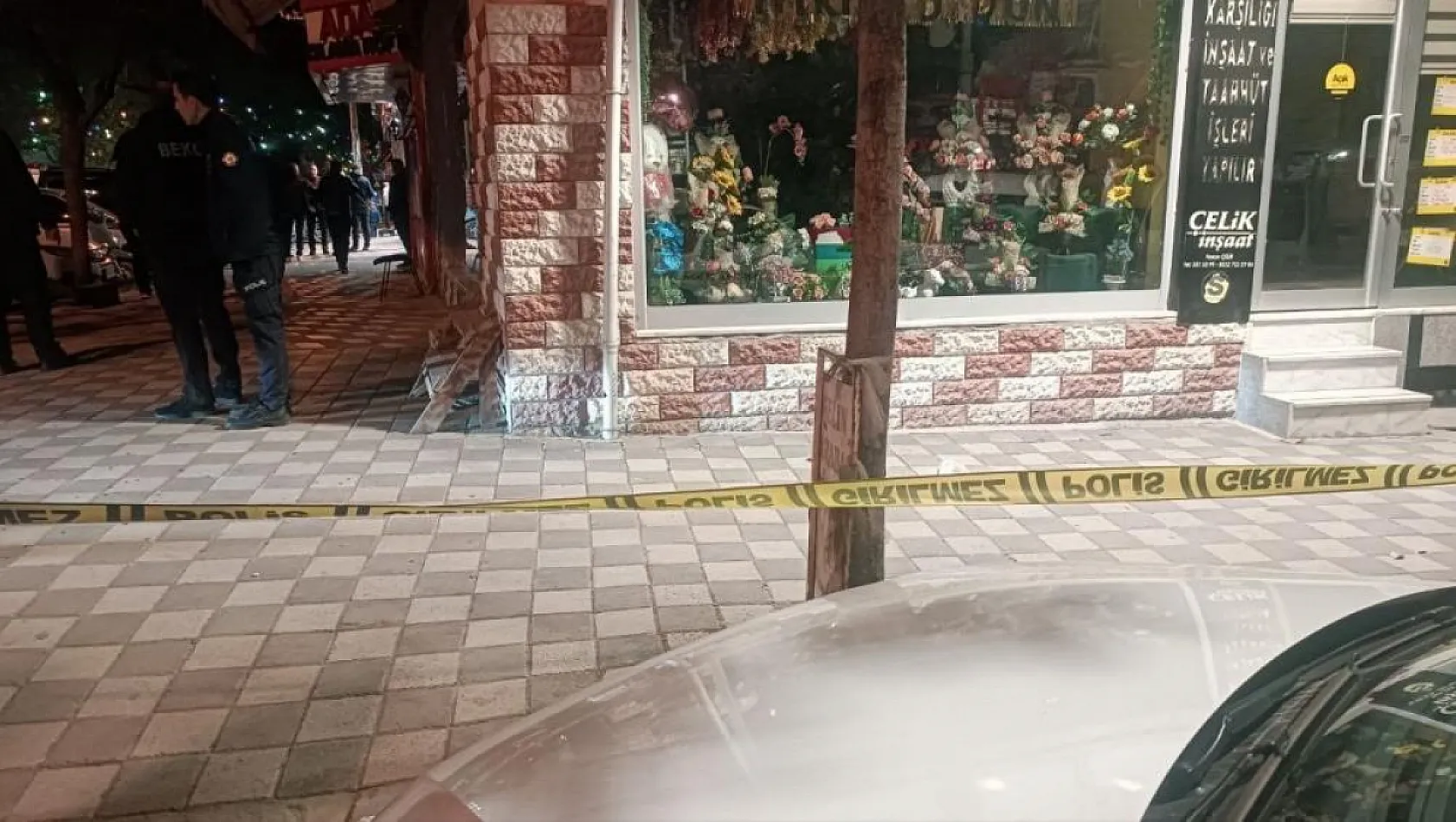 Kadınlar sözlü tartışmaya girdi, kocaları sokak ortasında çatıştı