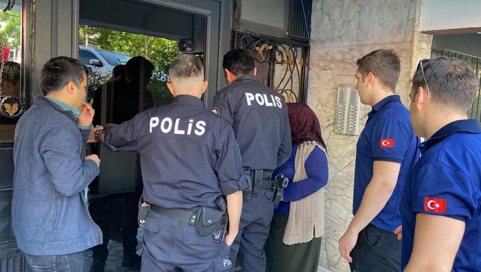 Çocuklarını eve kilitleyip işe giden anne ekipleri alarma geçirdi