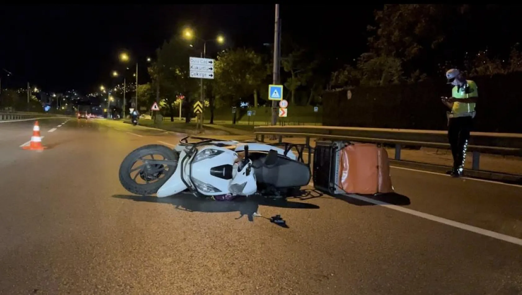 Kontrolden çıkan motokurye bariyerlere girdi: 1 ölü