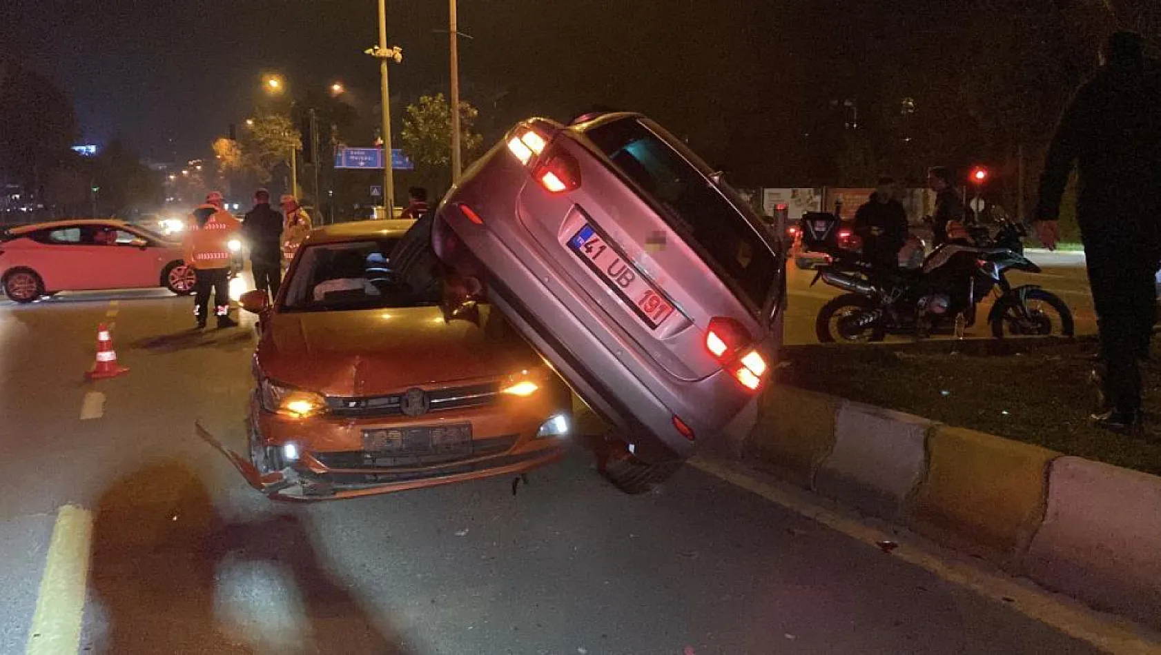 Çarpışan otomobiller üst üste bindi: 2 yaralı