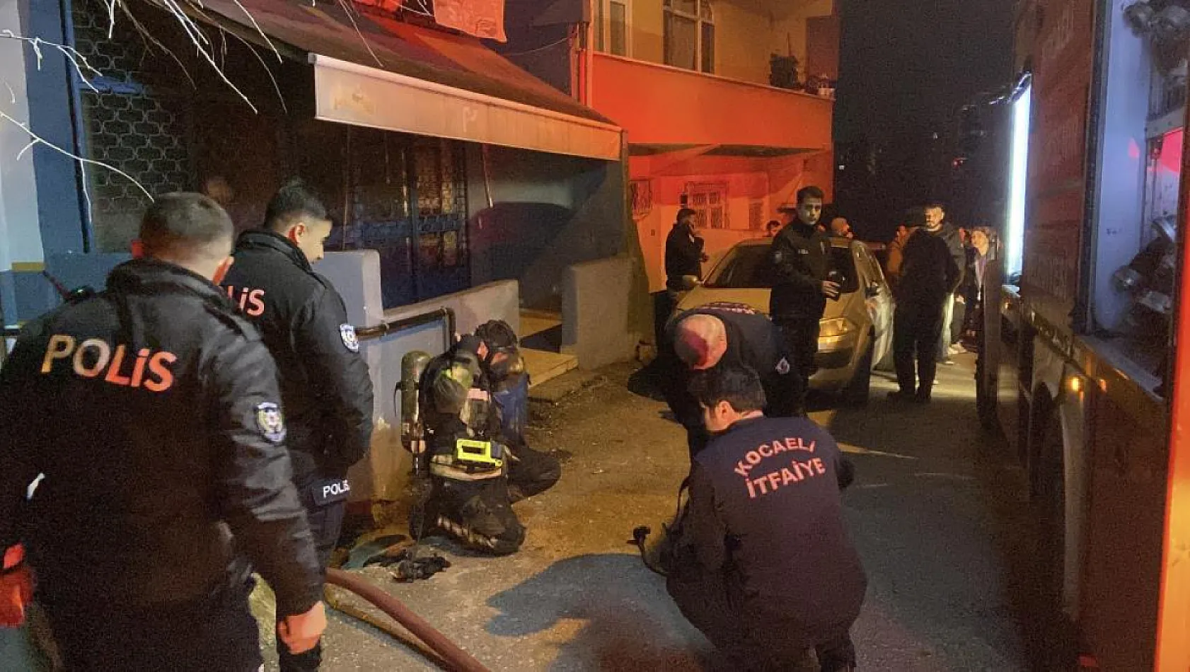 Yaşlı çiftin kaldığı gecekondu yandı, mahalleli sokağa döküldü