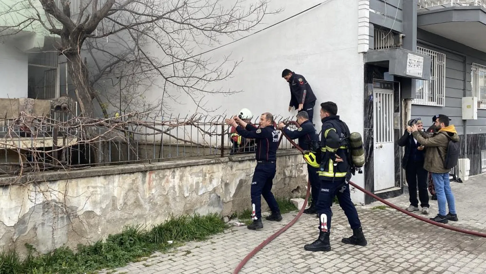 Kucağında yangından kurtardığı can dostları ile gözyaşlarına boğuldu