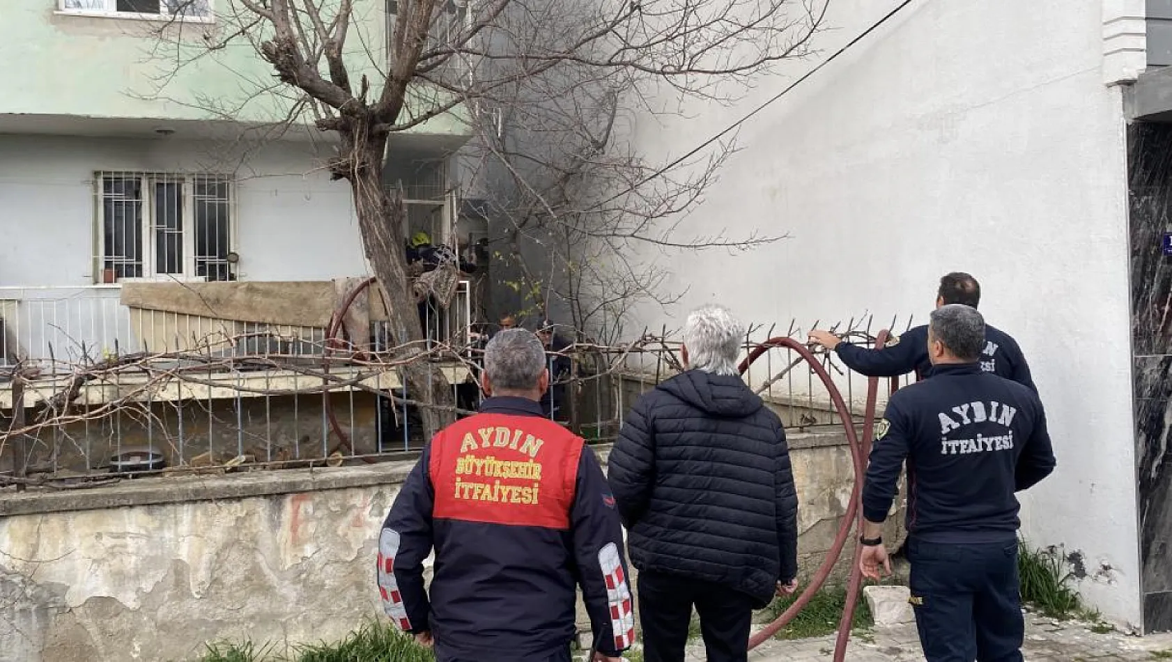 Kucağında yangından kurtardığı can dostları ile gözyaşlarına boğuldu