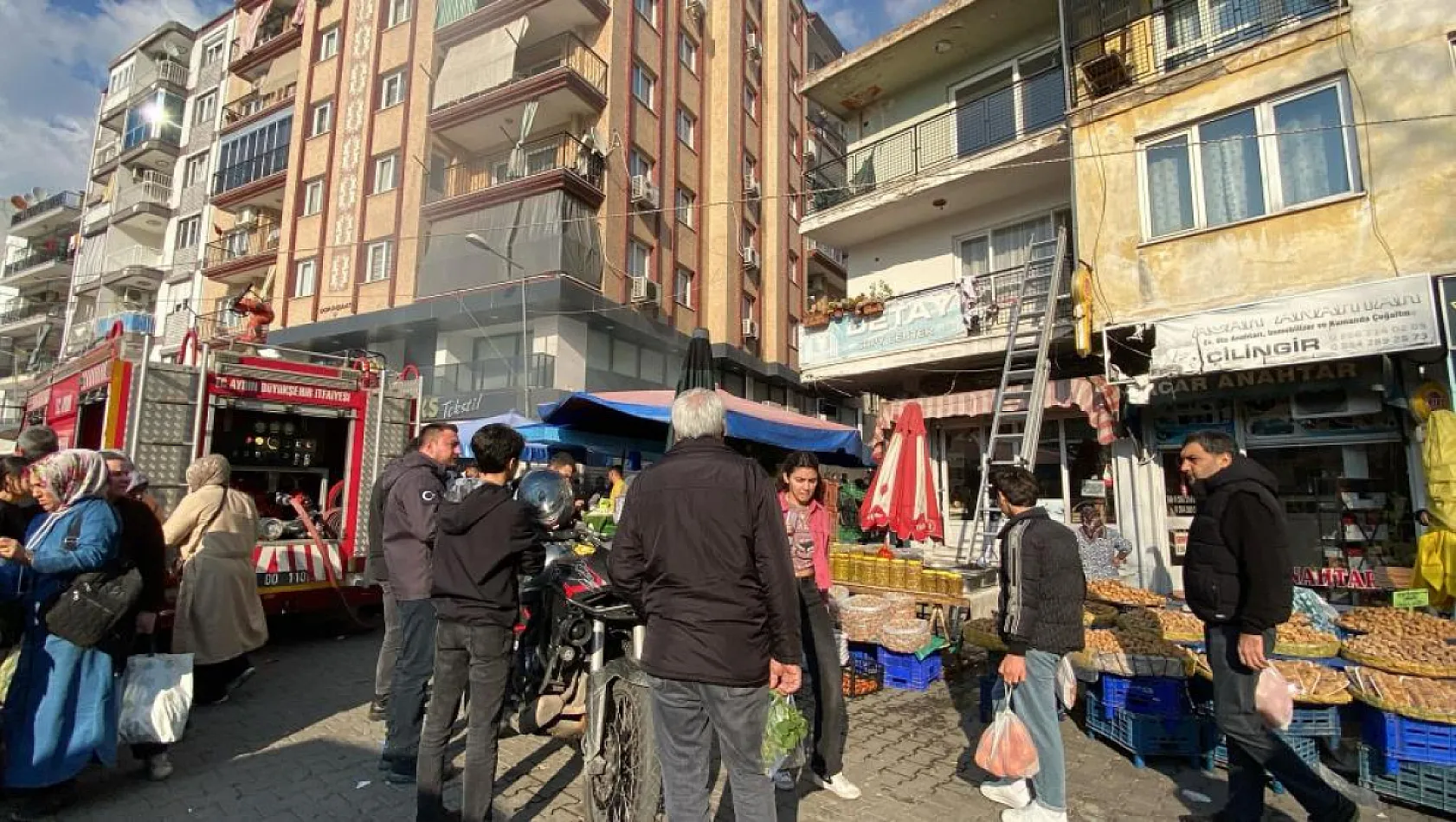 Korkutan ev yangını: Yangında mahsur kalan 3 kişi esnafın yardımıyla kurtarıldı