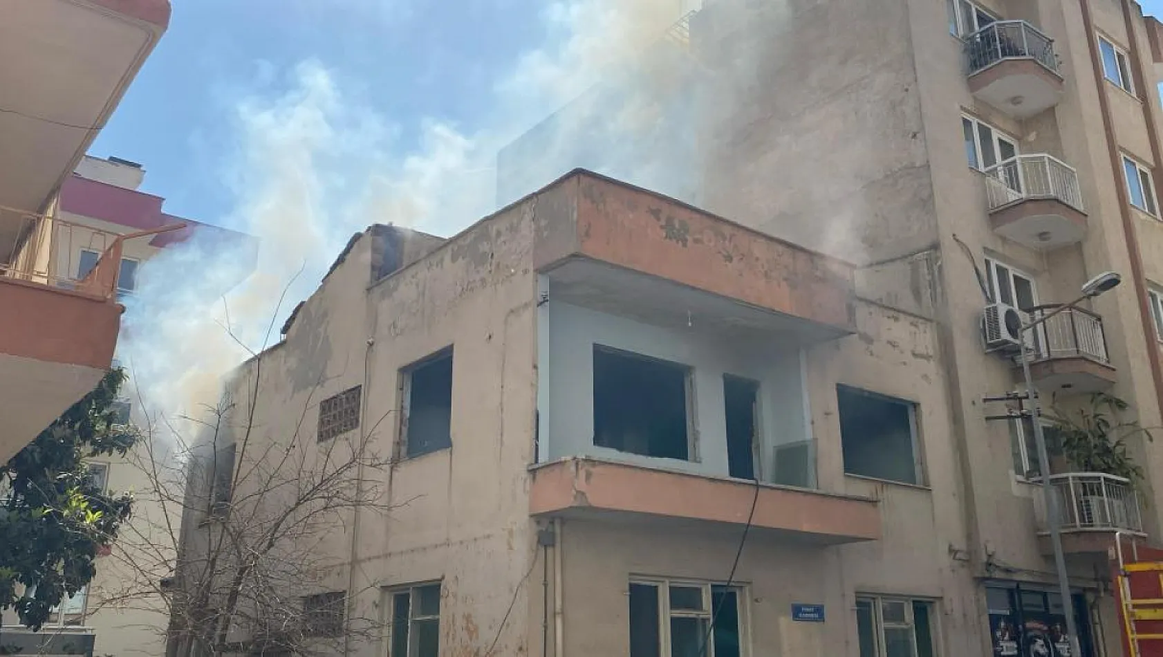 Mahalle sakinleri panikte! Metruk bina alev aldı