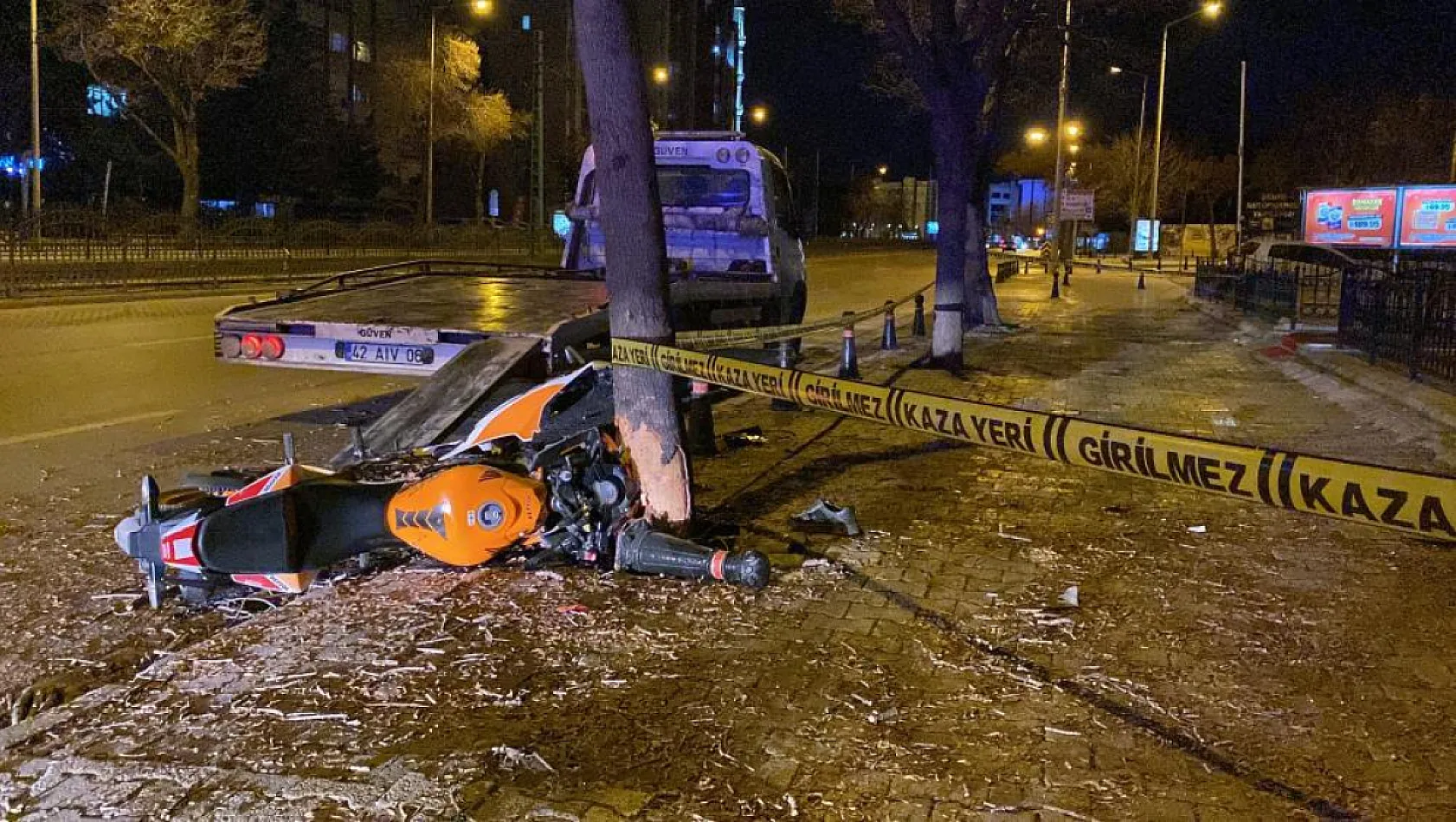 Kontrolden çıkan motosiklet ağaça çarptı, genç sürücü hayati tehlike altında