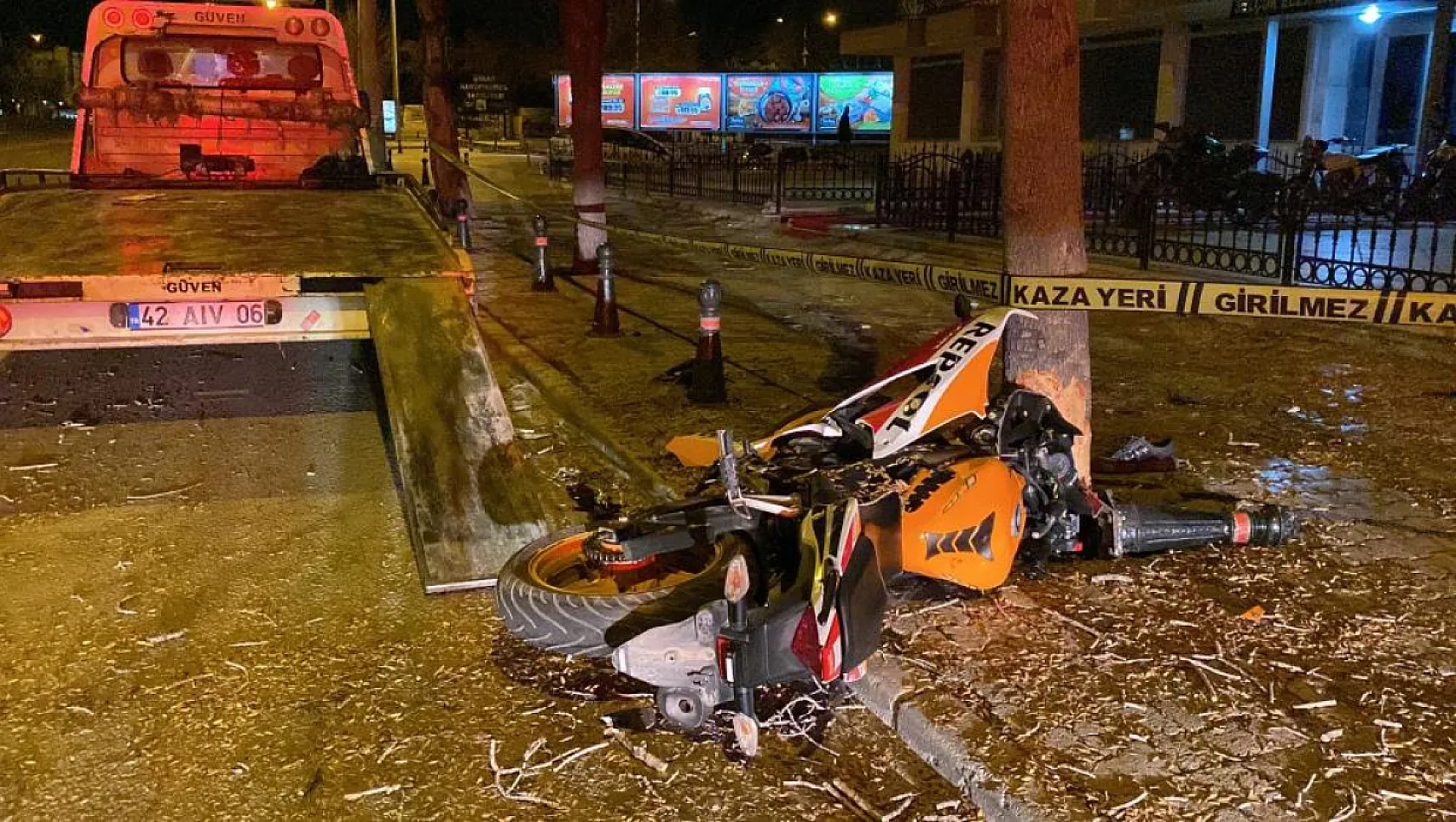 Kontrolden çıkan motosiklet ağaça çarptı, genç sürücü hayati tehlike altında