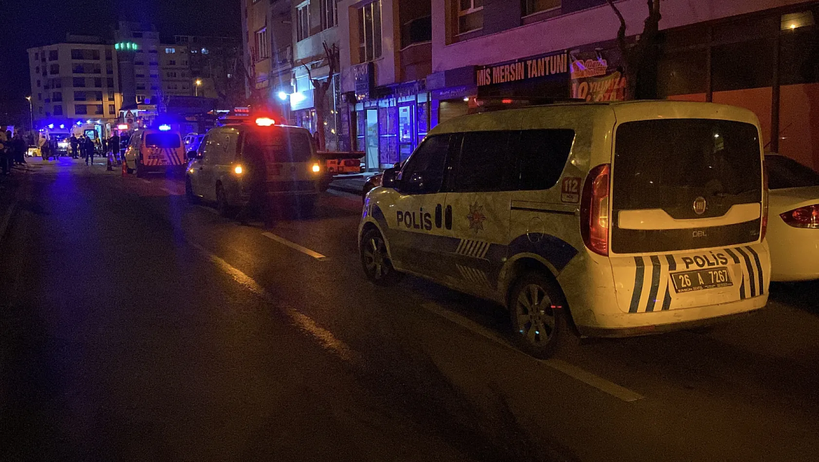Ağzındaki sigarayla uyuyakalınca evi alev aldı, komşuları yangını üst kattan izledi