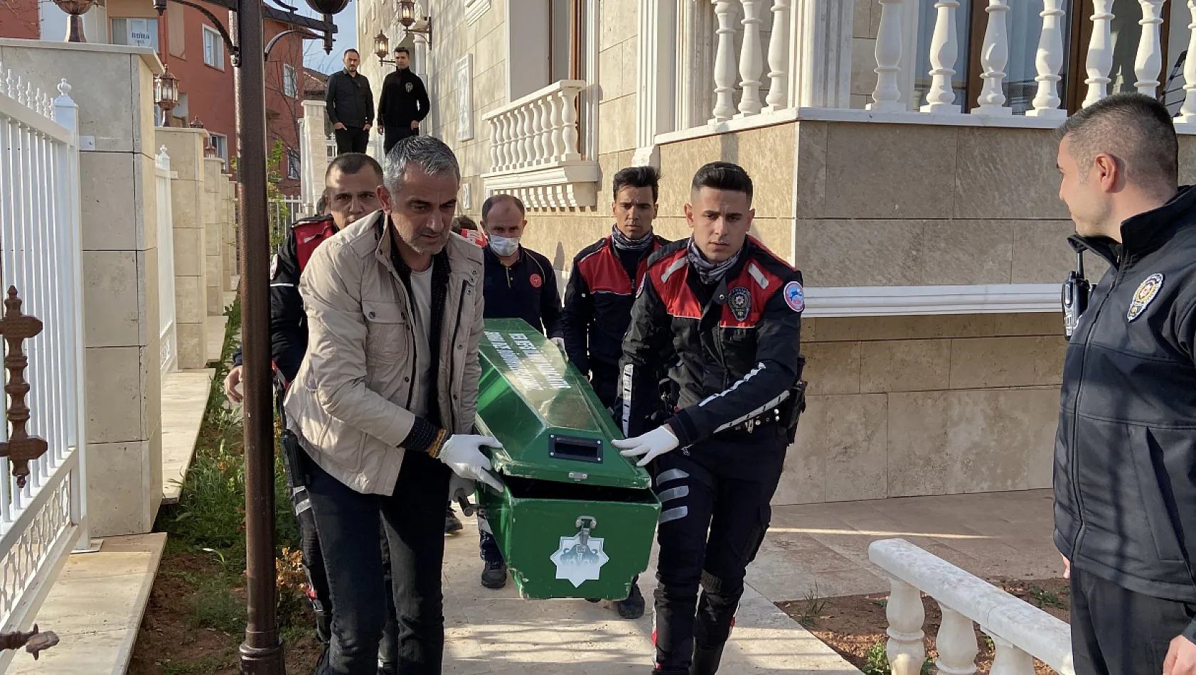 Emekli astsubay önce karısını, sonra kendini vurdu
