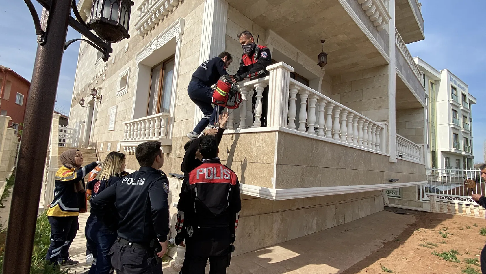 Emekli astsubay önce karısını, sonra kendini vurdu
