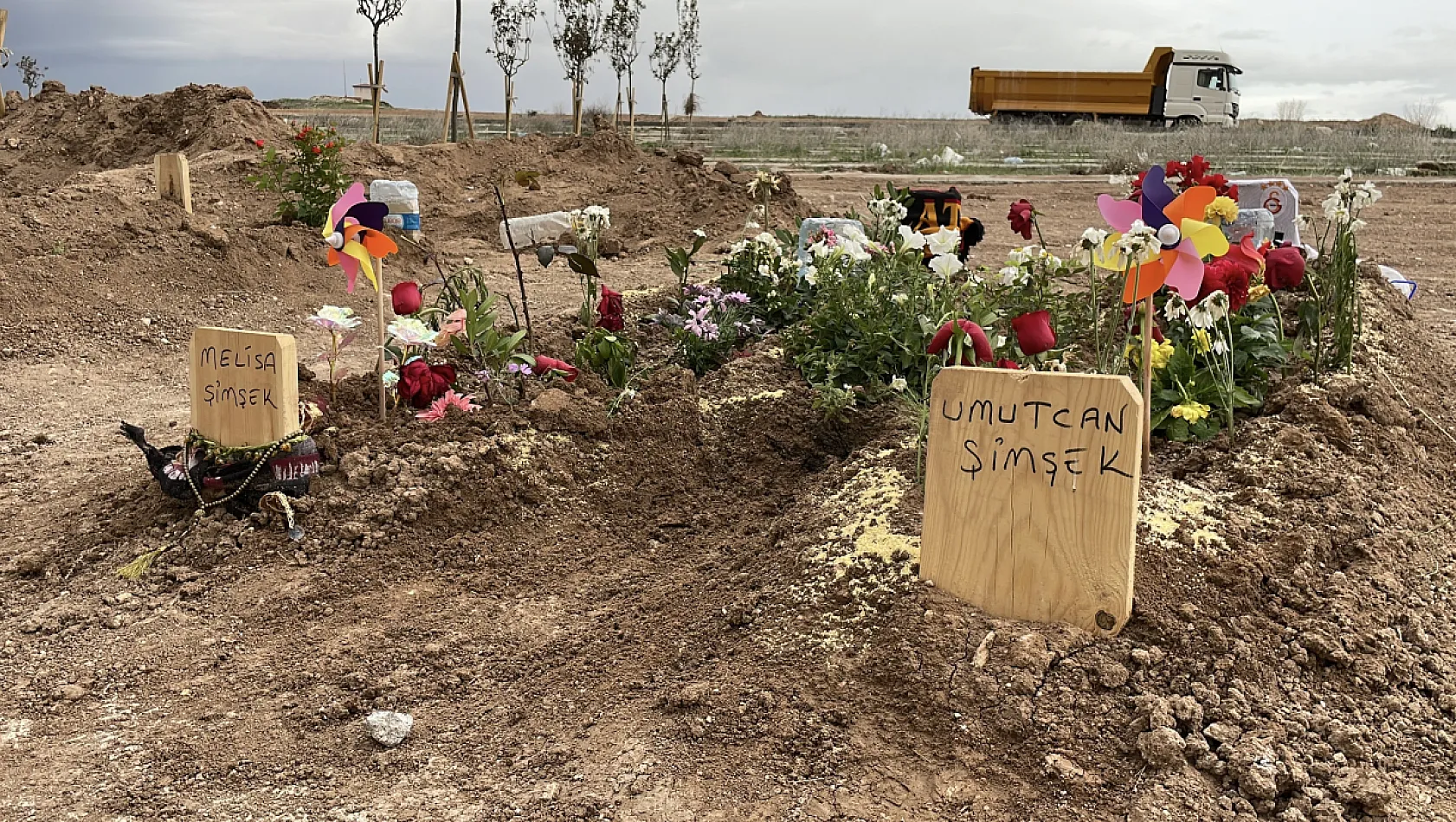 İki evladını cinayete kurban veren anne, mezarlarını ziyaret etti