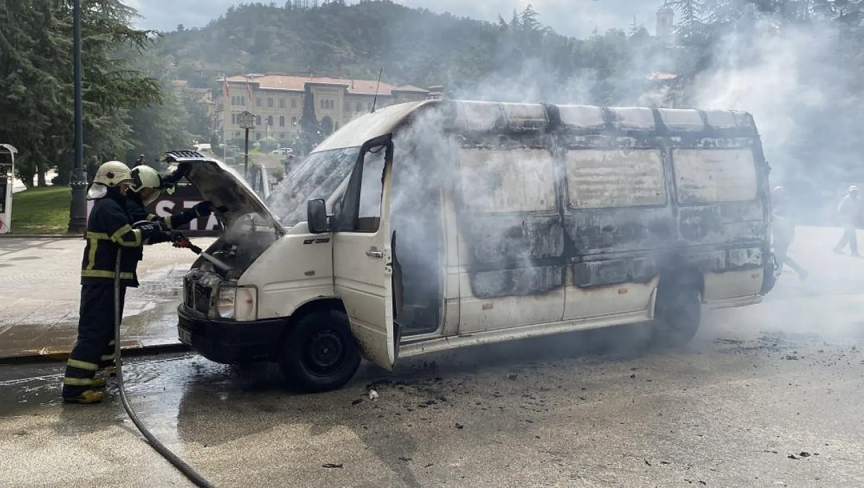 Polis ekibi işlem yapmak isteyince hacizli aracı ateşe verdi