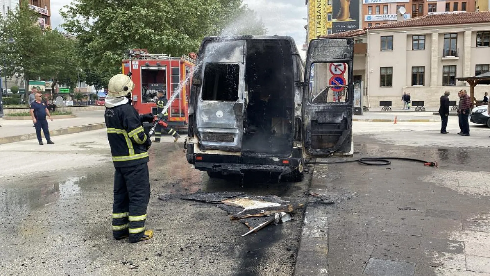 Polis ekibi işlem yapmak isteyince hacizli aracı ateşe verdi