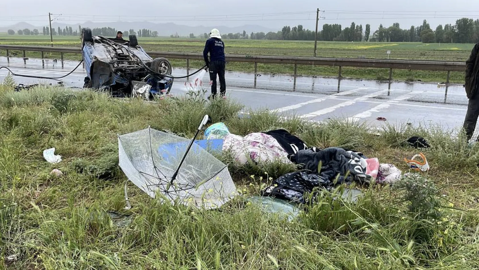 Kontrolden çıkan otomobil 2 araca çarptı: 1 ölü, 4 yaralı