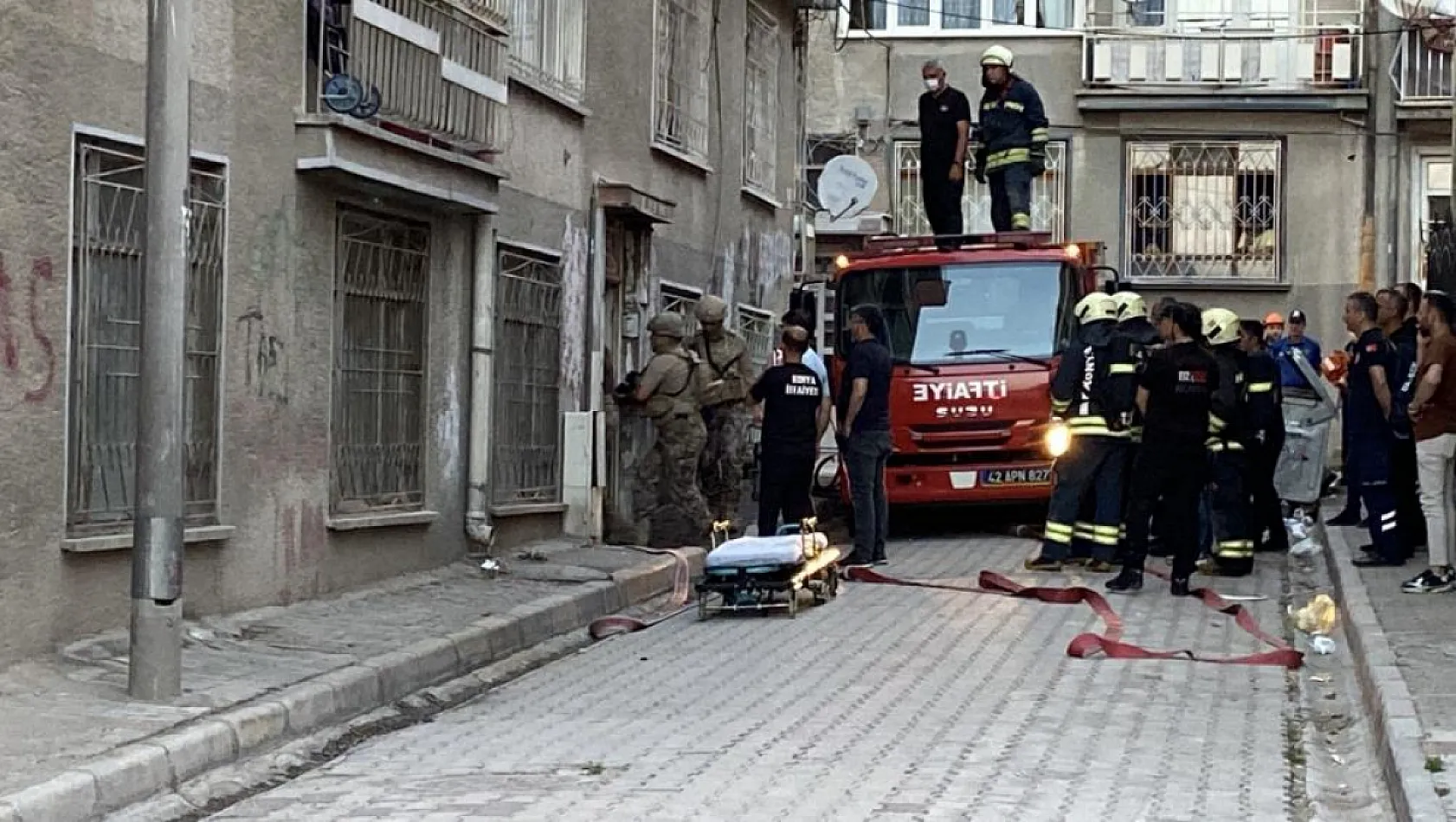 Boğazına bıçak dayadı, evini ateşe verdi