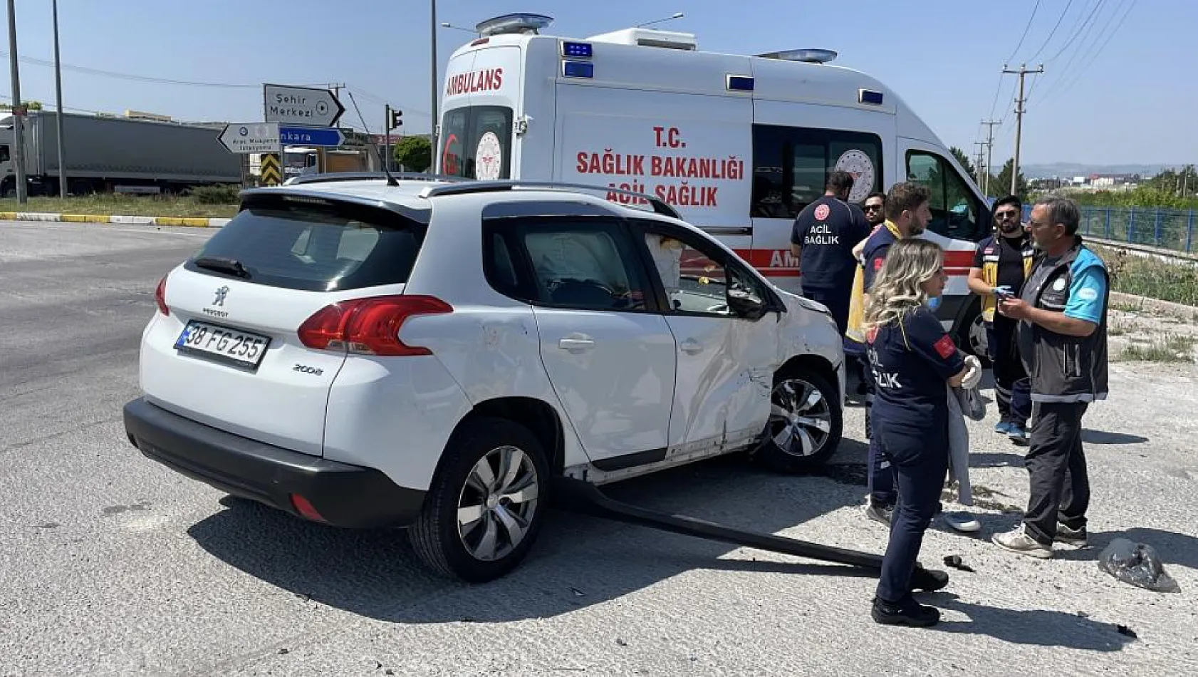 Ambulans ile otomobil kavşakta çarpıştı, 5 yaralı