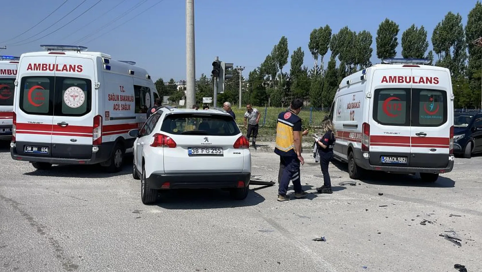 Ambulans ile otomobil kavşakta çarpıştı, 5 yaralı