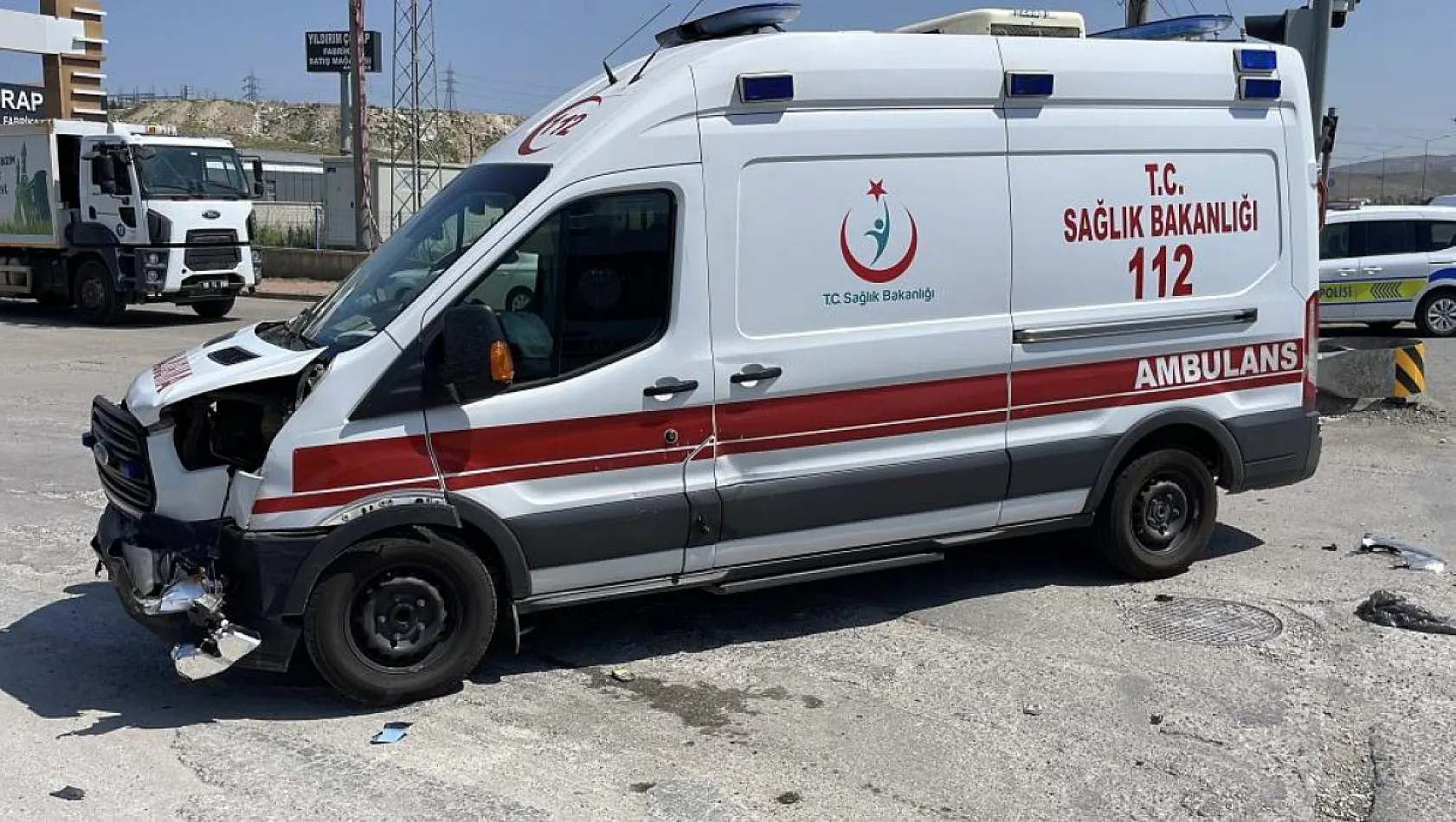 Ambulans ile otomobil kavşakta çarpıştı, 5 yaralı