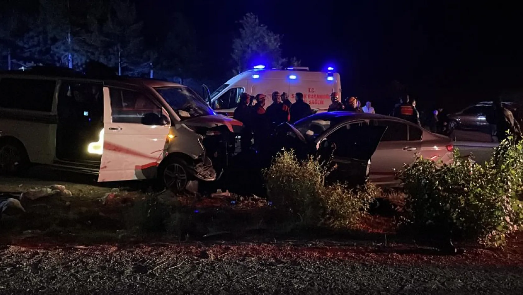 Minibüs ve otomobil kafa kafaya çarpıştı:  1 ölü, 8 yaralı