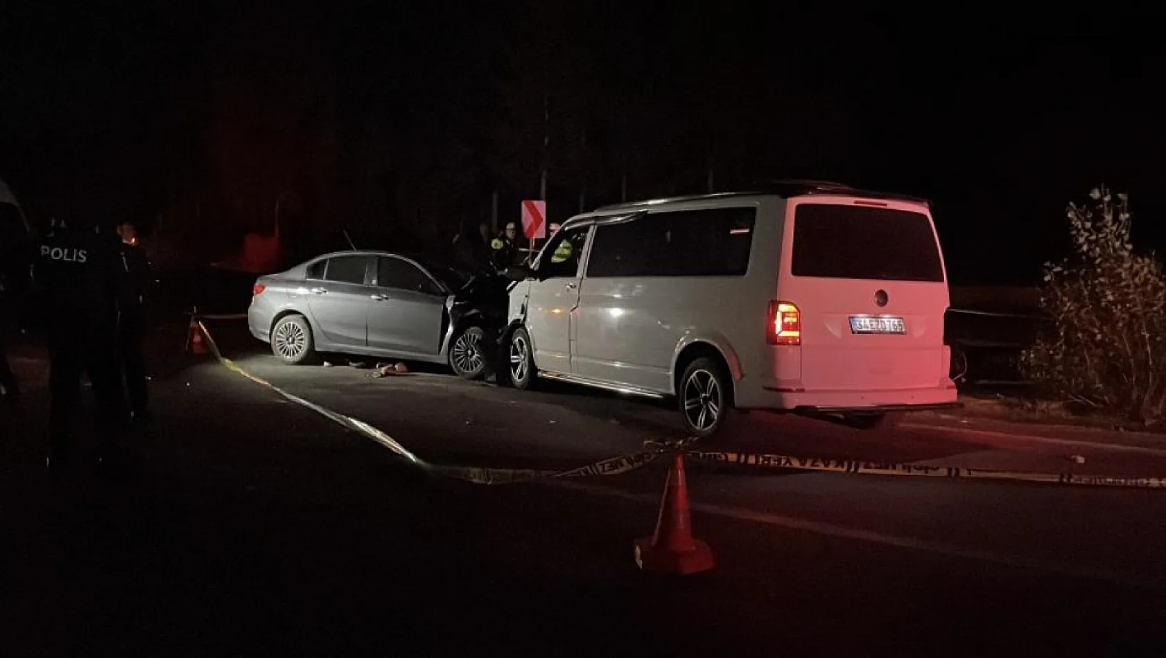 Minibüs ve otomobil kafa kafaya çarpıştı:  1 ölü, 8 yaralı