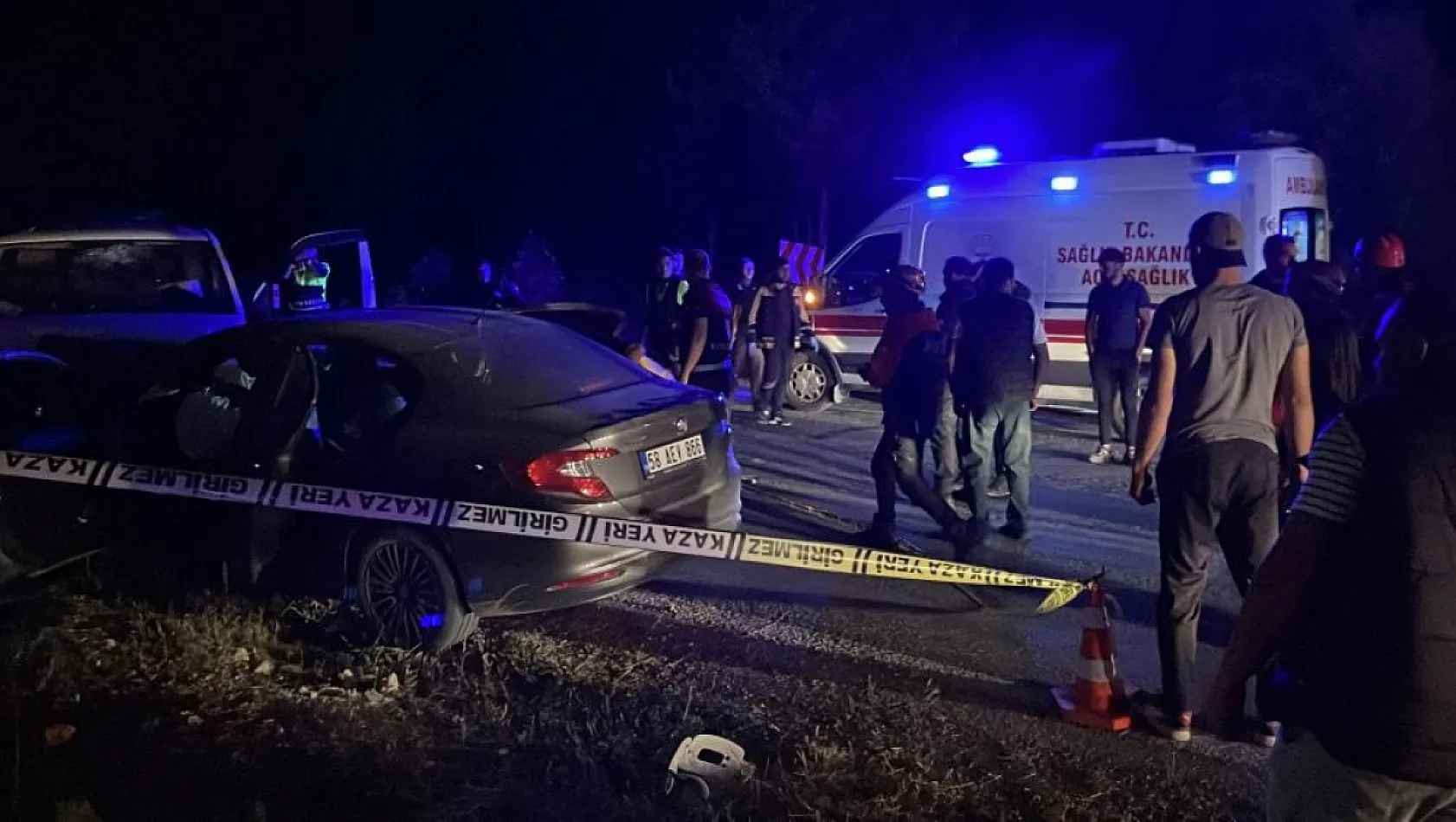 Minibüs ve otomobil kafa kafaya çarpıştı:  1 ölü, 8 yaralı