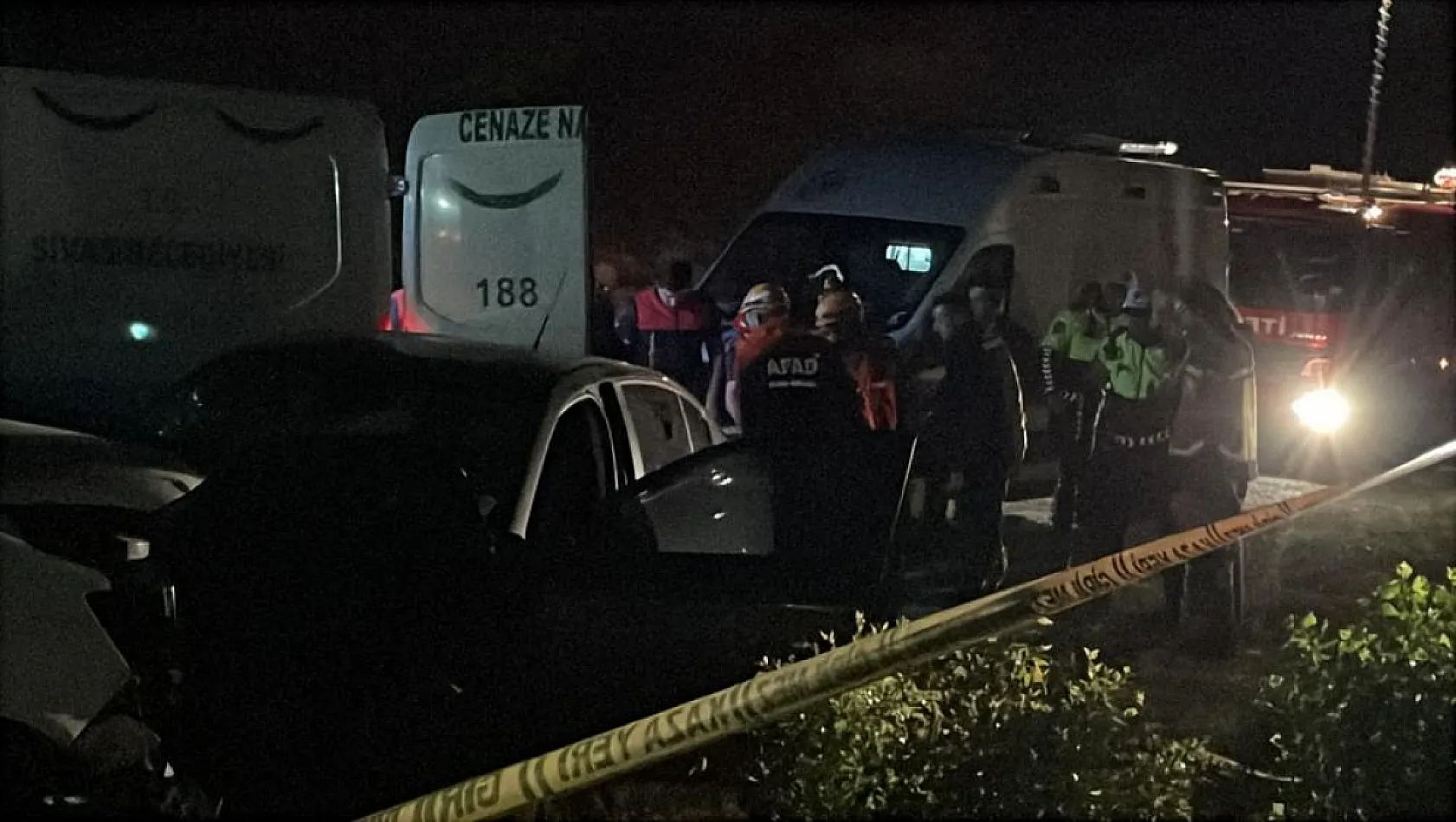 Minibüs ve otomobil kafa kafaya çarpıştı:  1 ölü, 8 yaralı