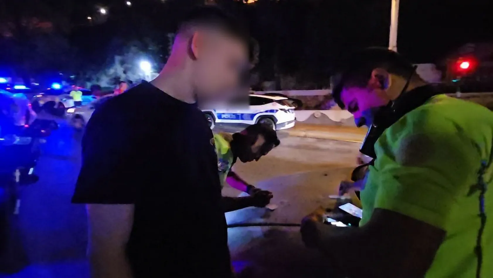 Ağabeyini darp ettiler, kardeşi aracıyla geri gidip çarptı