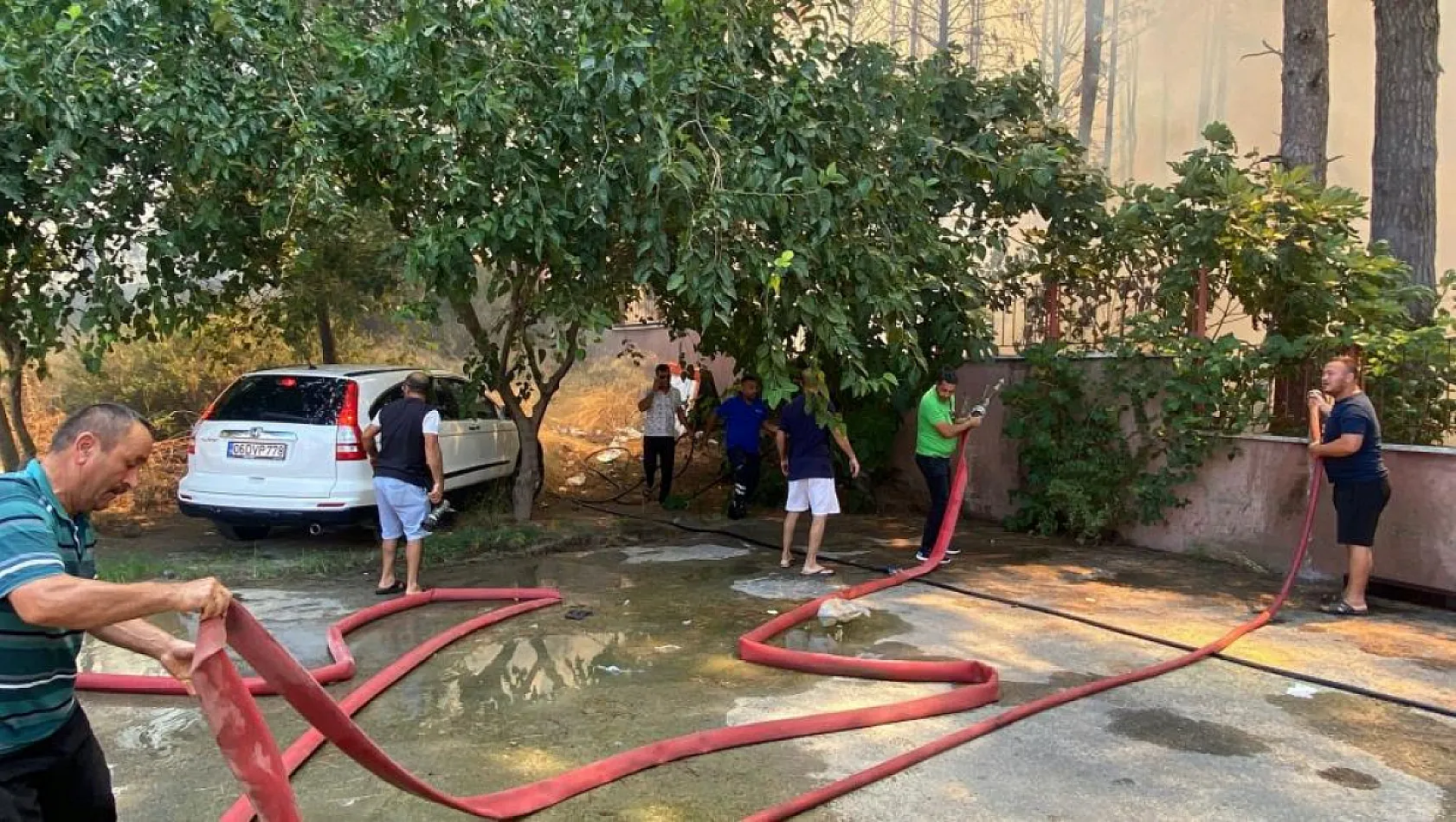 Antalya'da ormanlık alanda yangın paniği