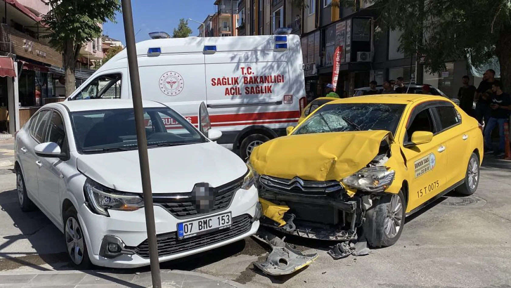 Ticari taksi ile otomobil çarpıştı: 3 yaralı