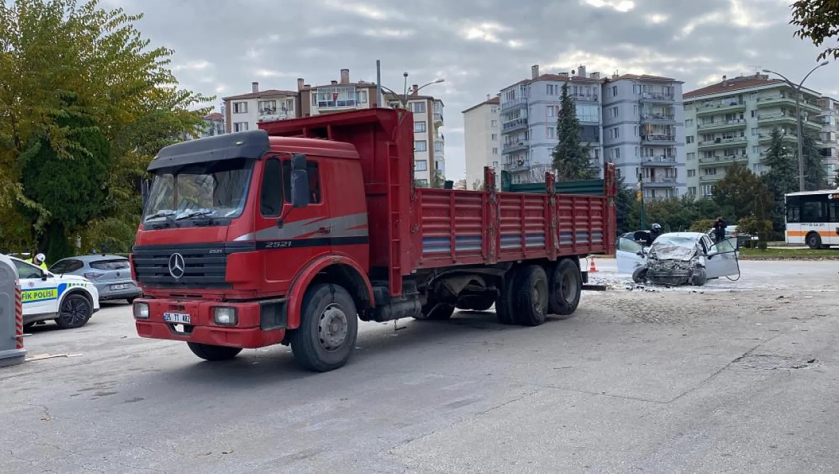 Kamyona yandan çarpan aracın 70 yaşındaki sürücüsü hayatını kaybetti