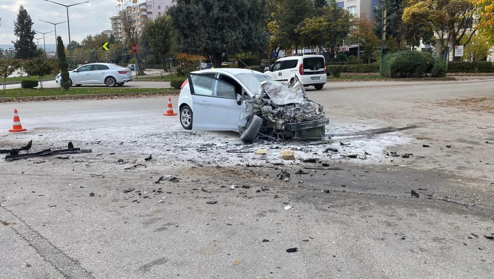 Kamyona yandan çarpan aracın 70 yaşındaki sürücüsü hayatını kaybetti