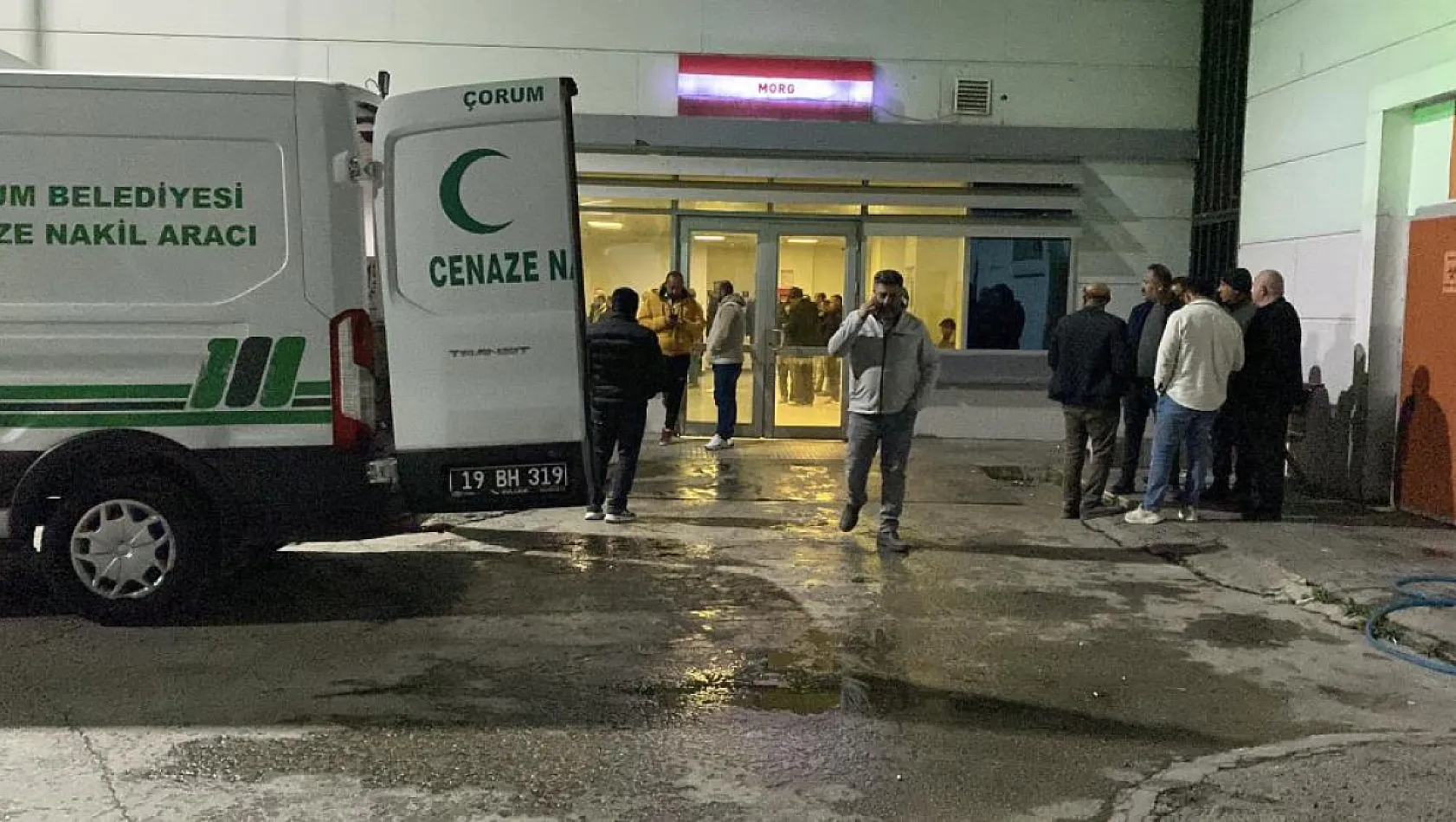 İki otomobil park halindeki vince çarptı: 1 ölü, 1 yaralı
