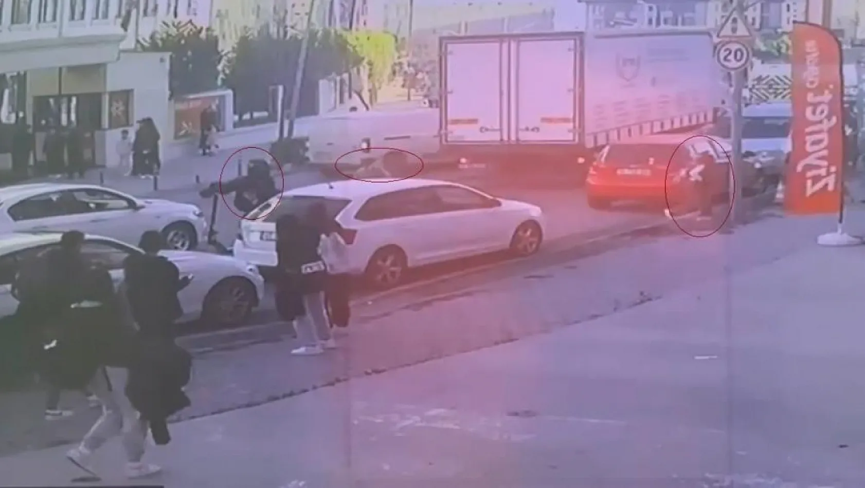 Okul çıkışında dehşeti yaşadılar: Ters yönden gelen scooter, kadına ve çocuğa çarptı