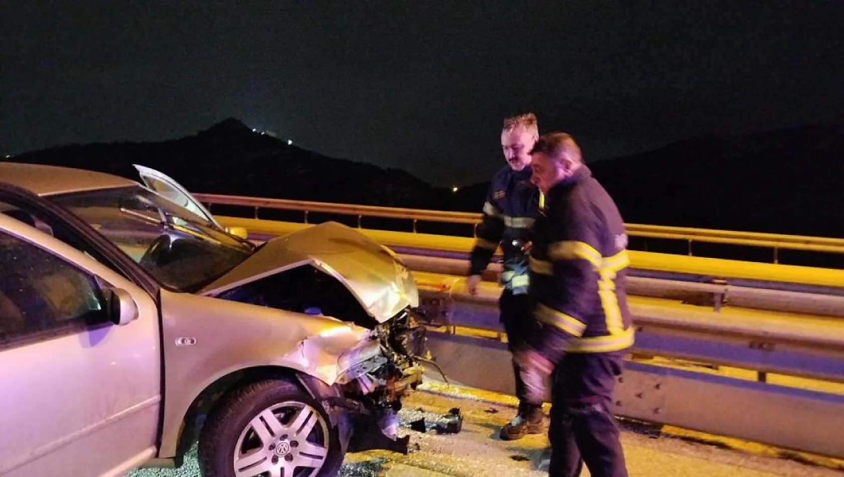 Burdur-Antalya Karayolu'nda Otomobil Refüje Çarptı: 1 Yaralı