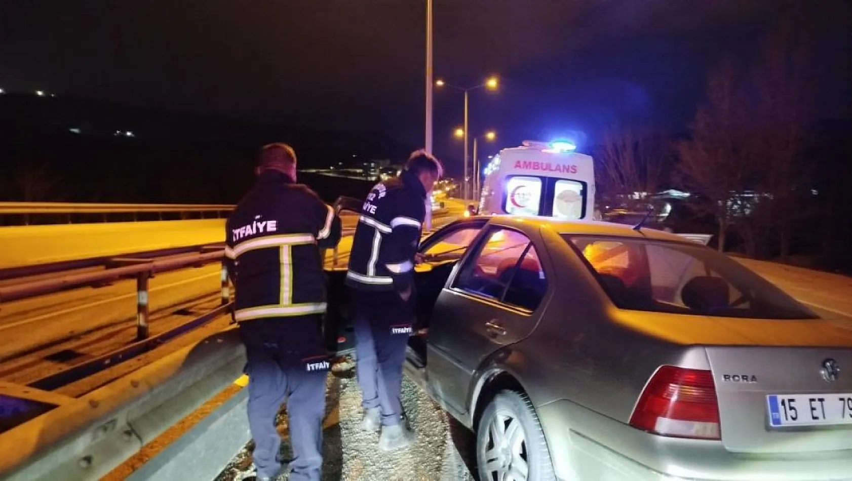 Burdur-Antalya Karayolu'nda Otomobil Refüje Çarptı: 1 Yaralı
