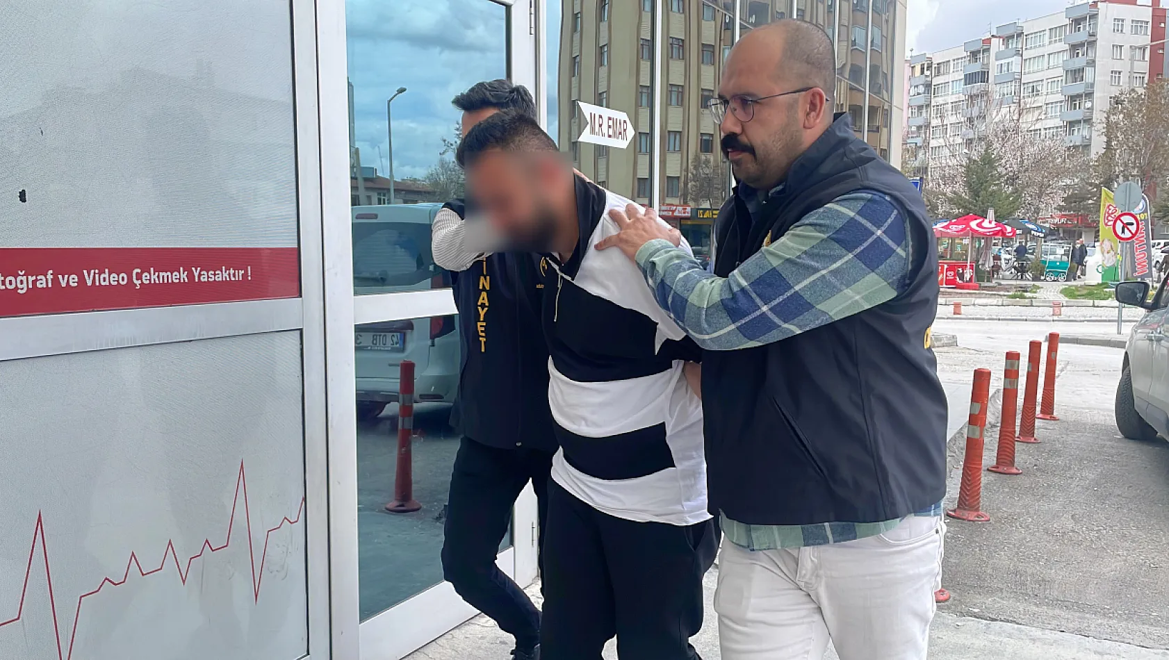 Babasını boğup öldürdükten sonra cenazesiyle 1 gün beklemiş