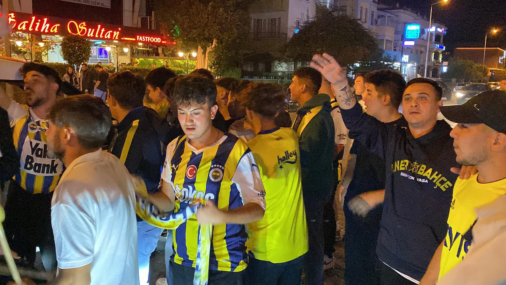 Fethiye'de Fenerbahçeliler, Trabzon Galibiyetini Coşkuyla Kutladı
