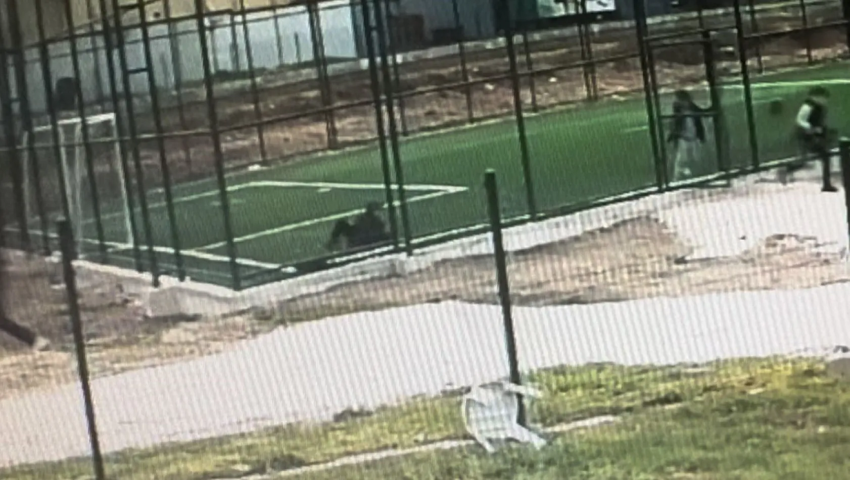 Çocuk parkında silahlı dehşet: Ateş açarak koştu