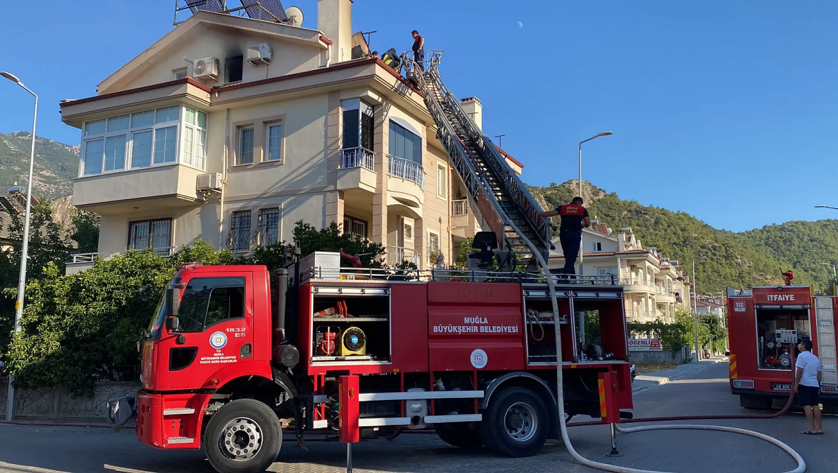 Fethiye'de dehşet dolu anlar, polis eşliğinde tahliye edilen şüphelinin, komşusunun evini ateşe verdiği iddiası!