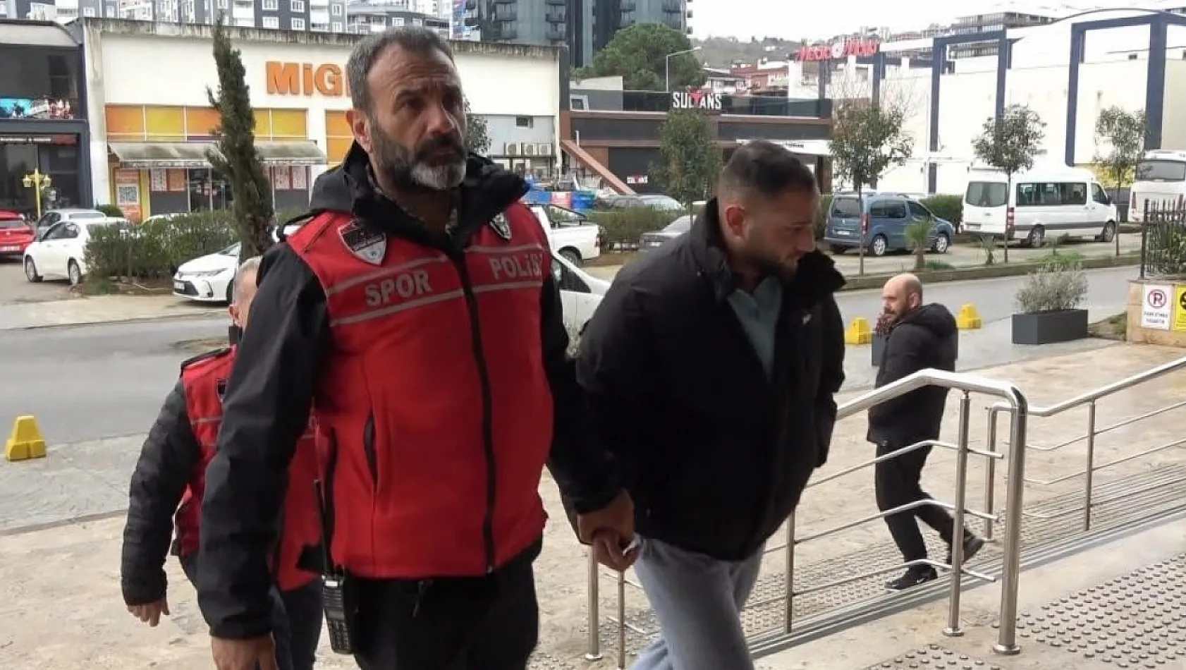 Trabzonspor-Fenerbahçe maçı sonrası olaylara karışan 13 kişiden 2'si tutuklandı