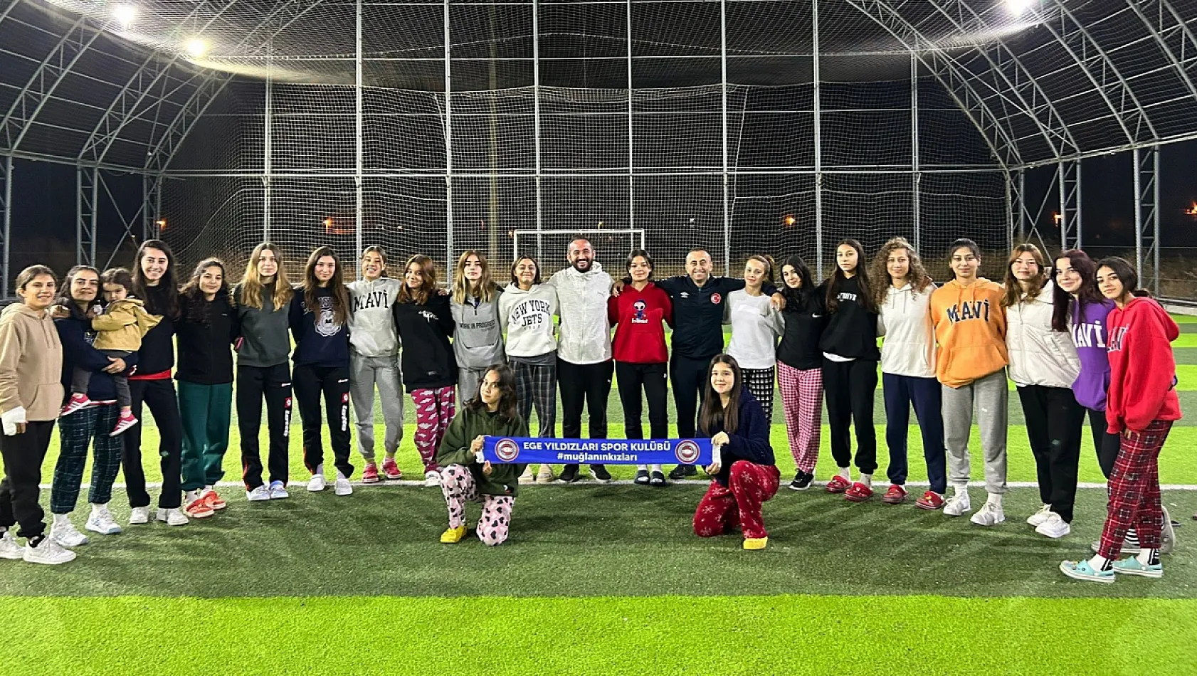 U16 kızları Hokey takımı ilk maçını kazandı