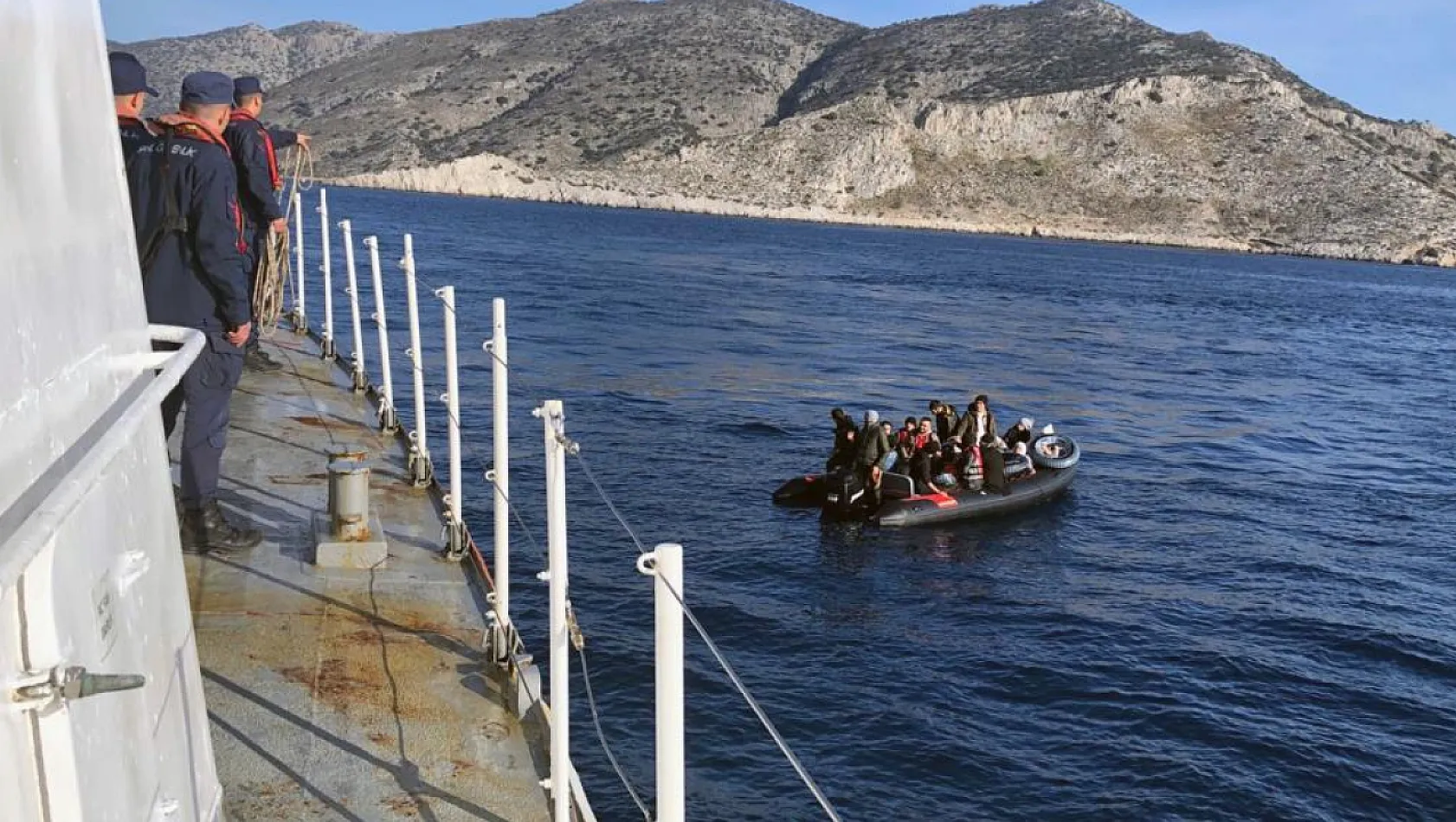 Yasa dışı yollardan geçmeye çalışan 15 düzensiz göçmen kurtarıldı